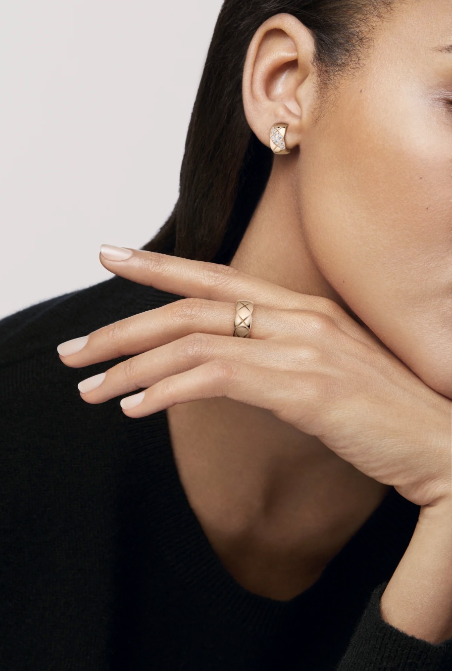 NO:816252,88230 Today’s new products, rose gold oblique bangs, new coco crush rose gold oblique diamond pattern circle wide earrings, small size, classic diamond-encrusted metal rhombus pattern circle, so eye-catching, low-key and elegant to wear on the upper body, stacked and matched with the ceiling z real gold and real diamonds, custom-made thick gold-plated brass inlaid with zircon, earrings, Cardia high-end jewelry1986090988230 今日新品玫瑰金色斜刘海 新款coco crush玫瑰金色斜钻菱格纹圆圈宽版耳环小号 经典镶钻金属菱格纹圆环 太耐看了 佩戴上身低调又显气质叠戴混搭天花板 z真金真钻 定制黄铜镀厚金镶嵌锆石,,earrings,卡迪亚高端饰品,Jewelry