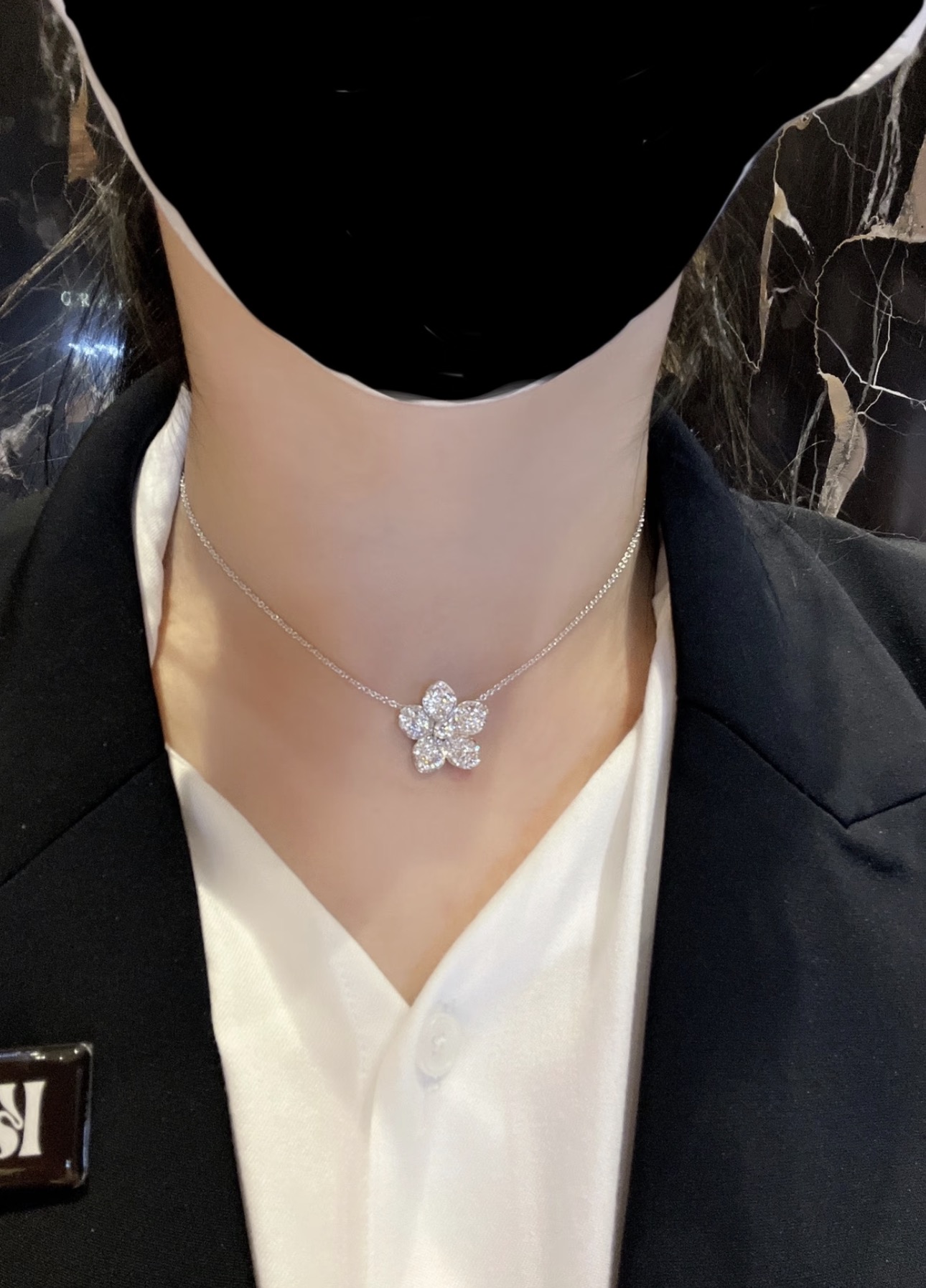 今日新品项链\n图片大全套➕100，图9包装免费\nGraff高级珠宝系列满钻立体花朵白金色项链\n\n细致捕捉繁花绽放瞬间的灵动美丽\n密镶闪钻太亮眼了高级感拉满\n佩戴上身就是人间富贵花气质\n\nzp18k真金真钻官网价格十几个w\n定制精工铜镀金镶嵌锆石\n