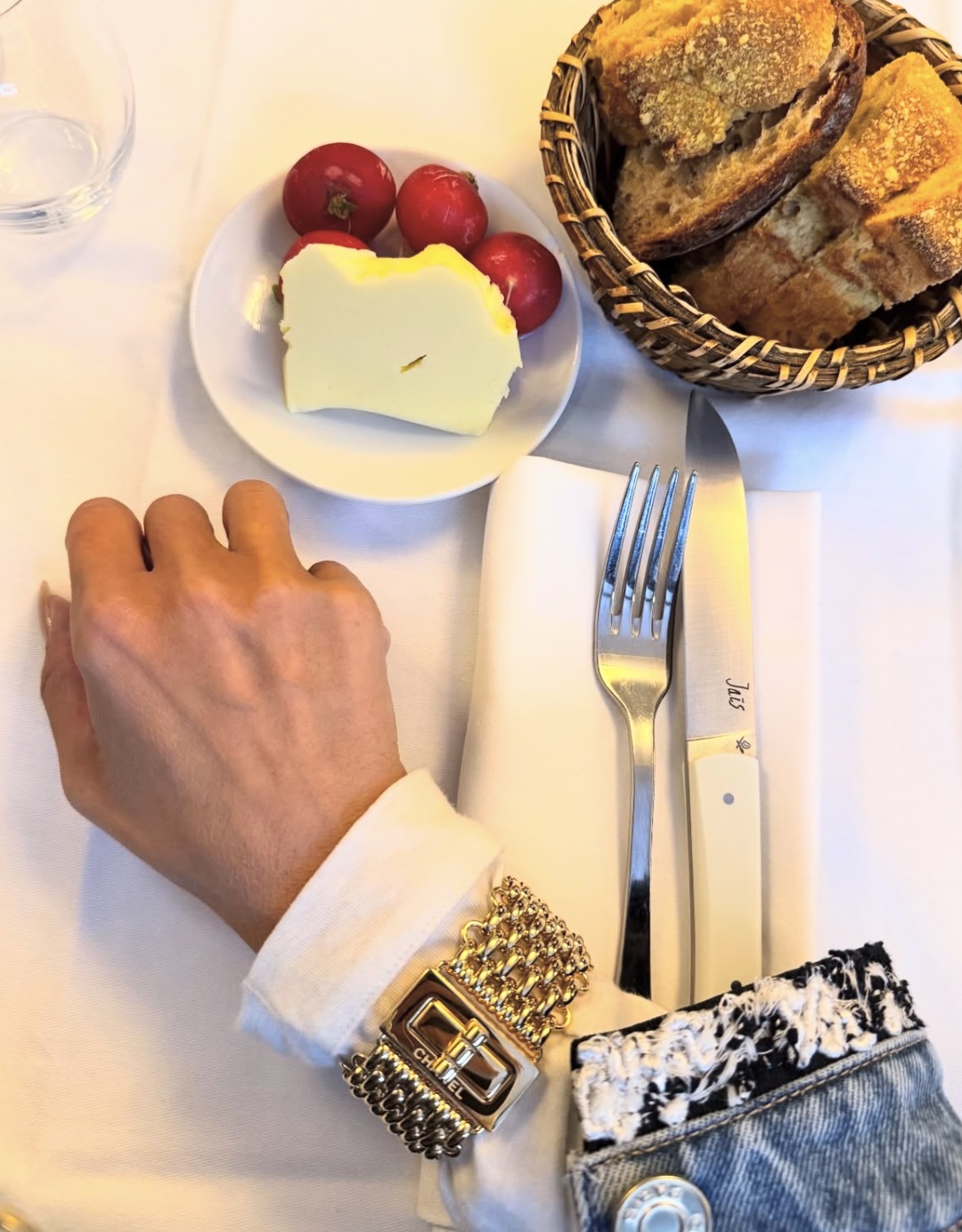 NO:881272,Today's new wide version bracelet * 26s new gold letter hinge square buckle hollow chain braided multi-layer bracelet bracelet. The multi-layer metal chain braid design is cool and interlocking. The hinge rotating square buckle is full of personality and very interesting. It has the feeling of medieval vintage jewelry. The same brass material as yb. Heavy industry style. Twist chain bracelet, bracelet, bracelet, Cartier high-end jewelry19860909今日新品宽版手链 * 26s新款金色字母合页方扣镂空链条编织多层手链手镯 多层金属链条编织设计很酷环环相扣 搭配合页旋转方扣个性十足 很对味 非常有中古vintage珠宝的感觉 yb一样黄铜材质 重工款式 麻花链条手环,,bracelet,bracelet,卡迪亚高端饰品,Jewelry