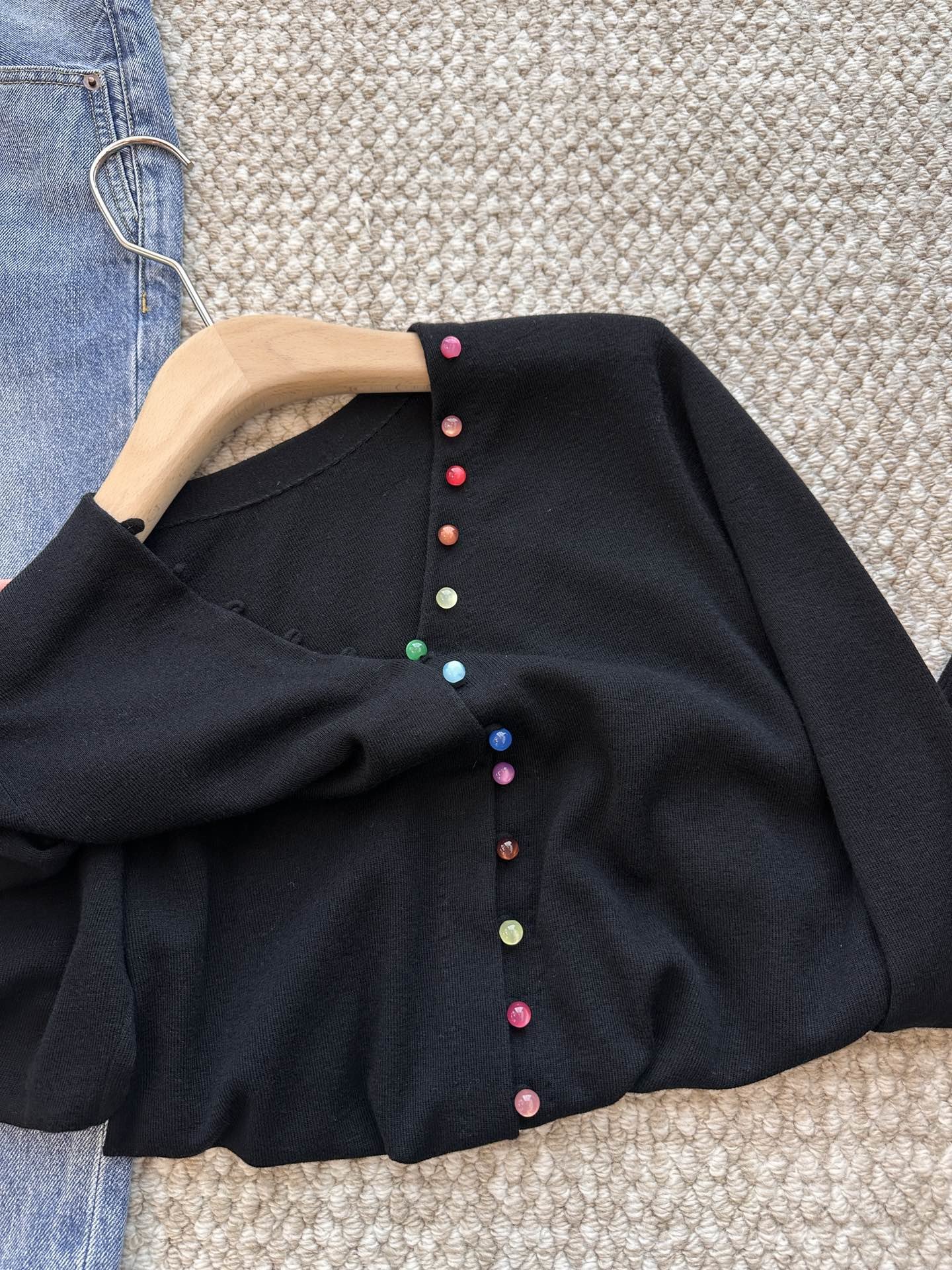 鄂家在细节设计这块真的拿捏的死死地，一件简简单单的针织开衫配上糖果色的纽扣，真的是少女感满满！！
