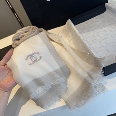 𝐂𝐇𝐋𝐍𝐄𝐋|香香早秋系列羊绒围巾,触感柔软细腻,羊绒质感轻盈舒适,米白色搭配黑色双C 刺绣,低调优雅。流苏边缘设计,精 𝐂𝐇𝐋𝐍𝐄𝐋|香香早秋系列羊绒围巾,触感柔软细腻,羊绒质感轻盈舒适,米白色搭配黑色双C 刺绣,低调优雅。流苏边缘设计,精