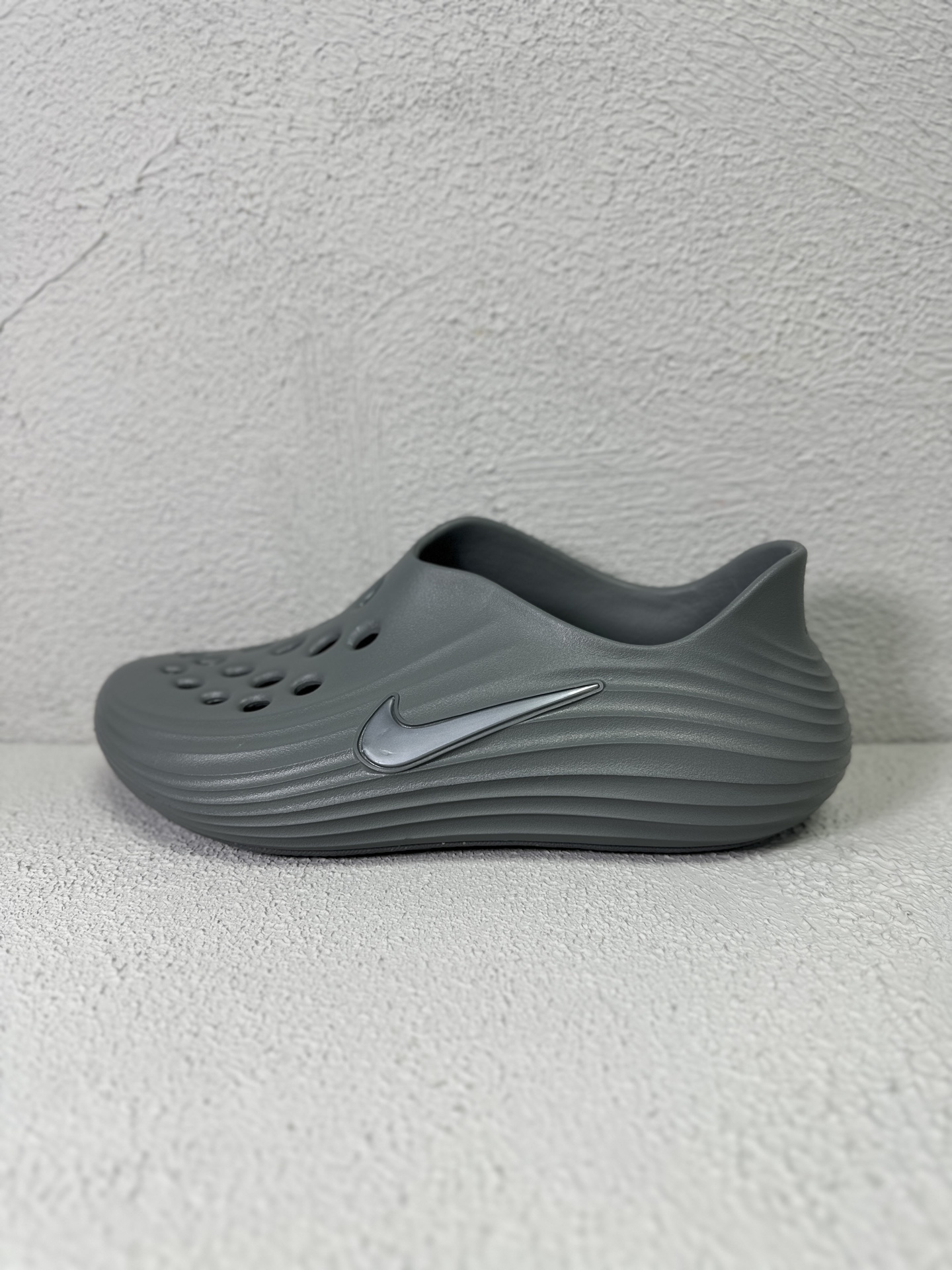 NO:260762,Nike ReactX Rejuven8 Simple and comfortable Hole shoes Men and women Smoke grey Size36.5 38 39 40 41 42 43 44 45, slippers, slippers19860909Nike ReactX Rejuven8 简约舒适 洞洞鞋 男女同款 烟灰色 Size36.5 38 39 40 41 42 43 44 45,拖鞋,slippers,Women's Shoes