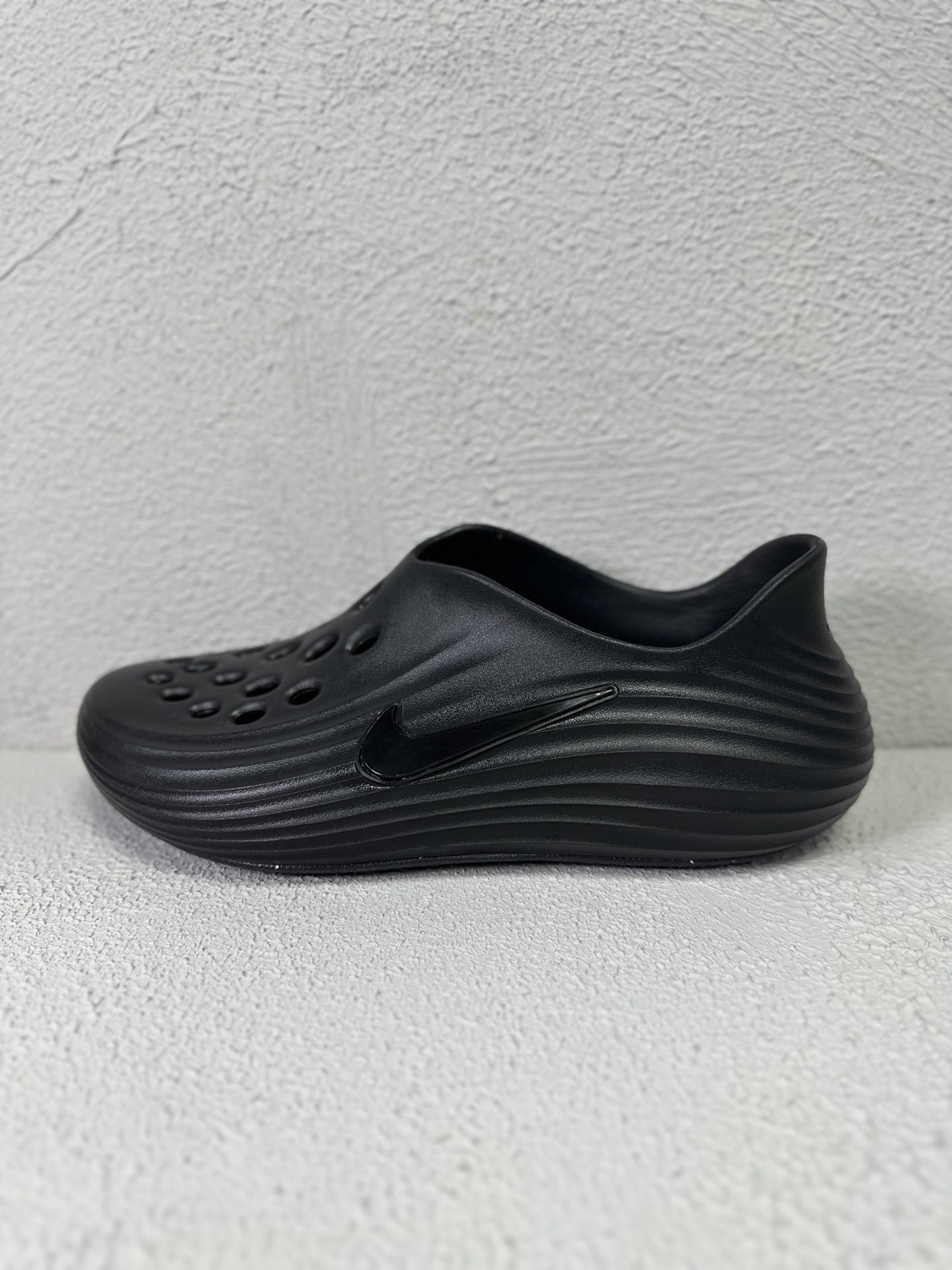 NO:260764,Nike ReactX REJUVEN8 Simple and comfortable hole shoes Women's black Size36.5 38 39 40 41 42 43 44 45, slippers, slippers19860909Nike ReactX REJUVEN8 简约舒适 洞洞鞋 女款 黑色 Size36.5 38 39 40 41 42 43 44 45,拖鞋,slippers,Women's Shoes