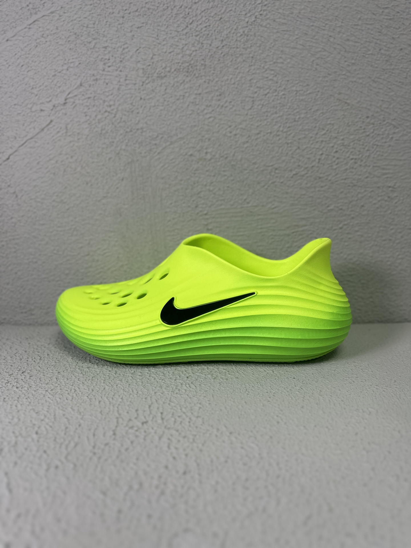 NO:260766,Nike ReactX Rejuven8 Green Strike Fashionable and versatile Hole Shoes Men and Women Green Size36.5 38 39 40 41 42 43 44 45, Slippers, slippers19860909Nike ReactX Rejuven8 Green Strike 时尚百搭 洞洞鞋 男女同款 绿色 Size36.5 38 39 40 41 42 43 44 45,拖鞋,slippers,Women's Shoes