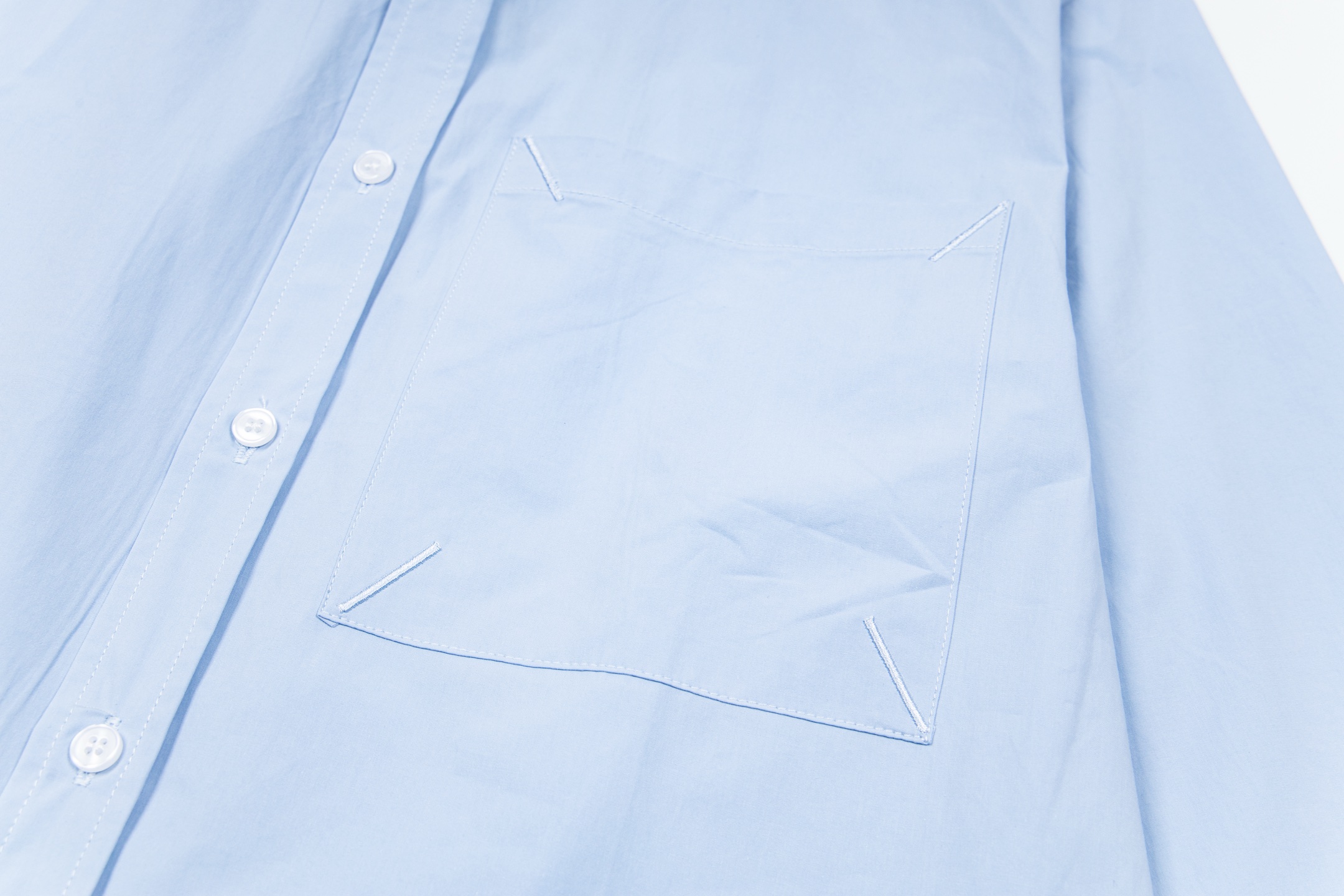 “Unique Love Shirt with Classic Embroidery in Blue and White Colors” - 图片 7