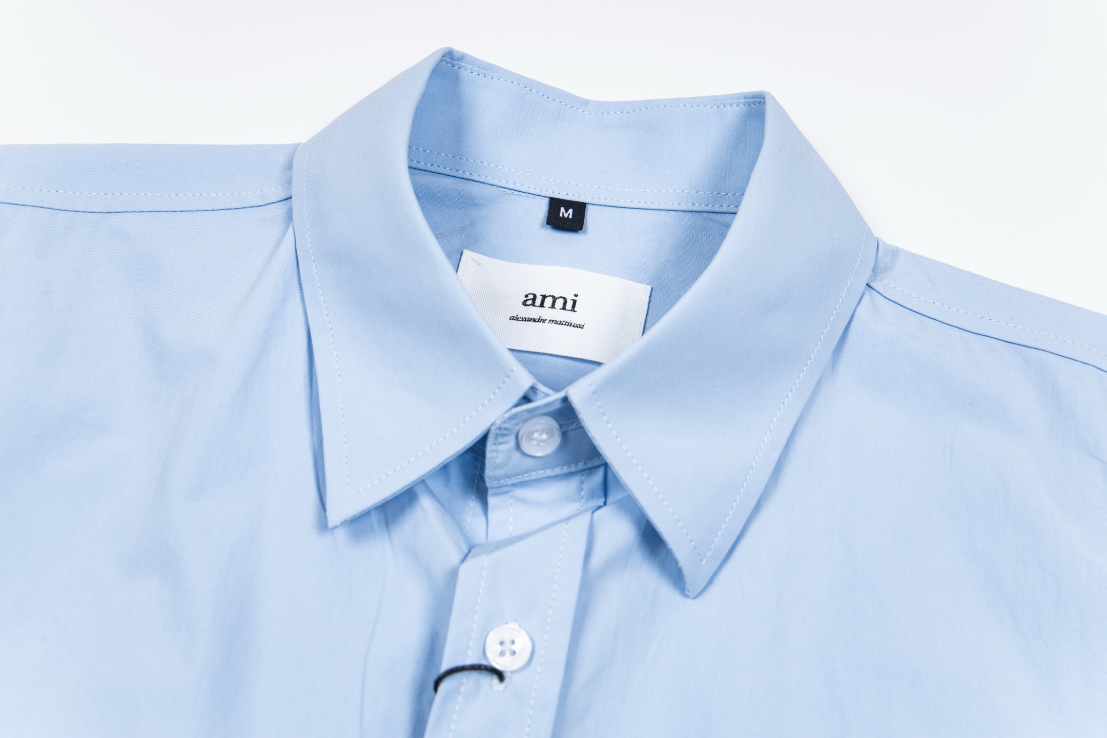 “Unique Love Shirt with Classic Embroidery in Blue and White Colors” - 图片 6