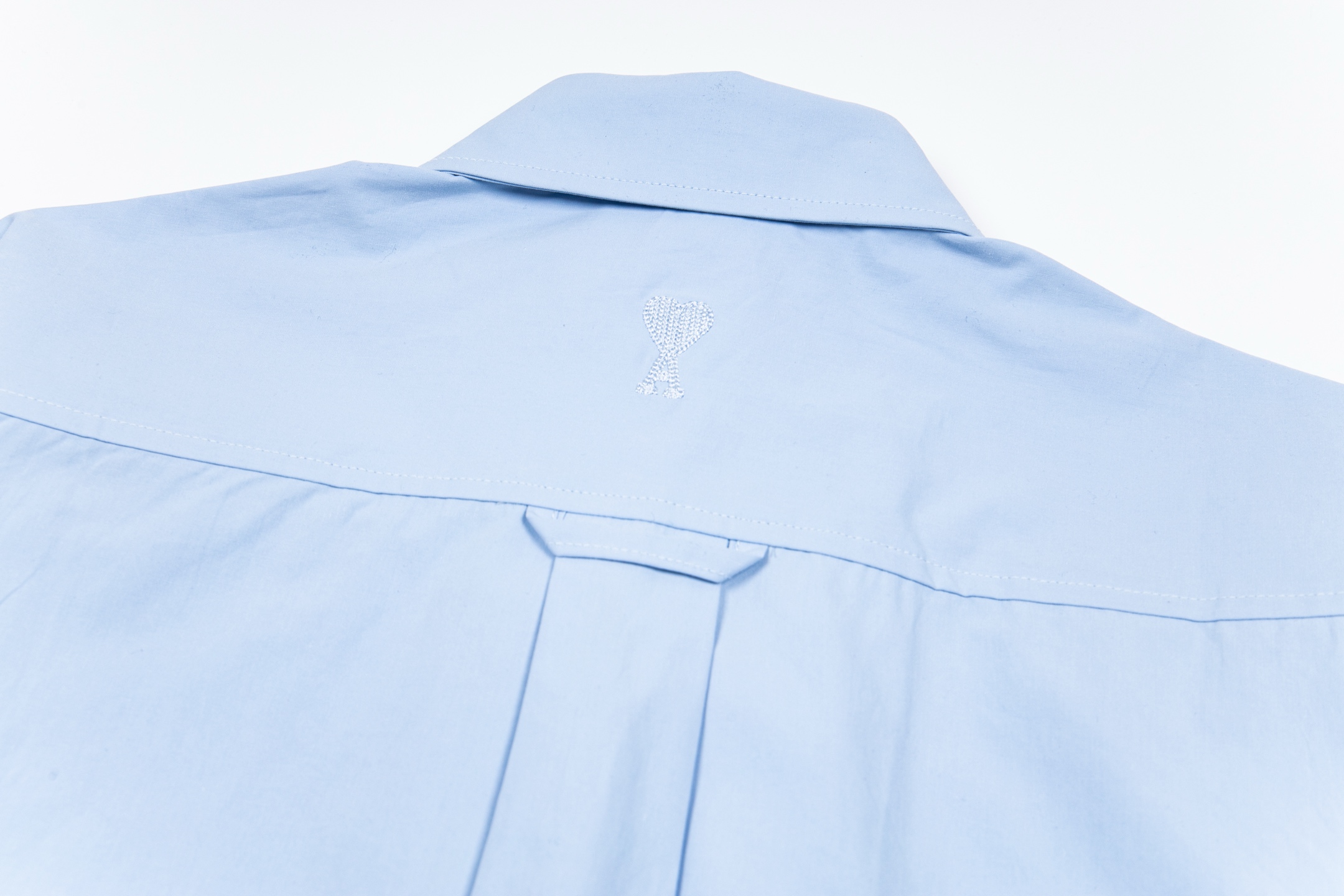 “Unique Love Shirt with Classic Embroidery in Blue and White Colors” - 图片 8