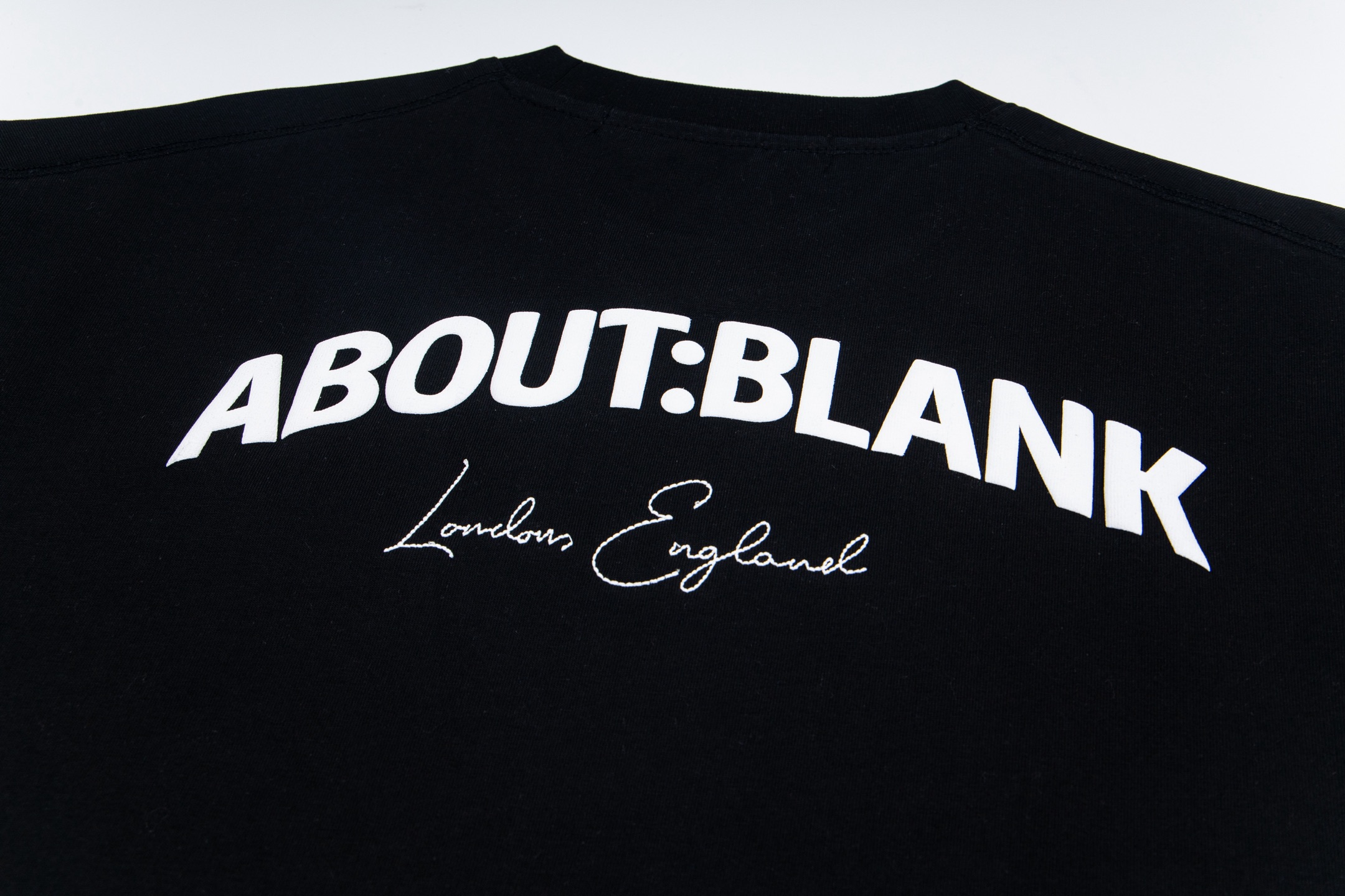 “Iconic Street Style: UK Small Brand Blank Embroidered T-shirt in Black and White” - 图片 7