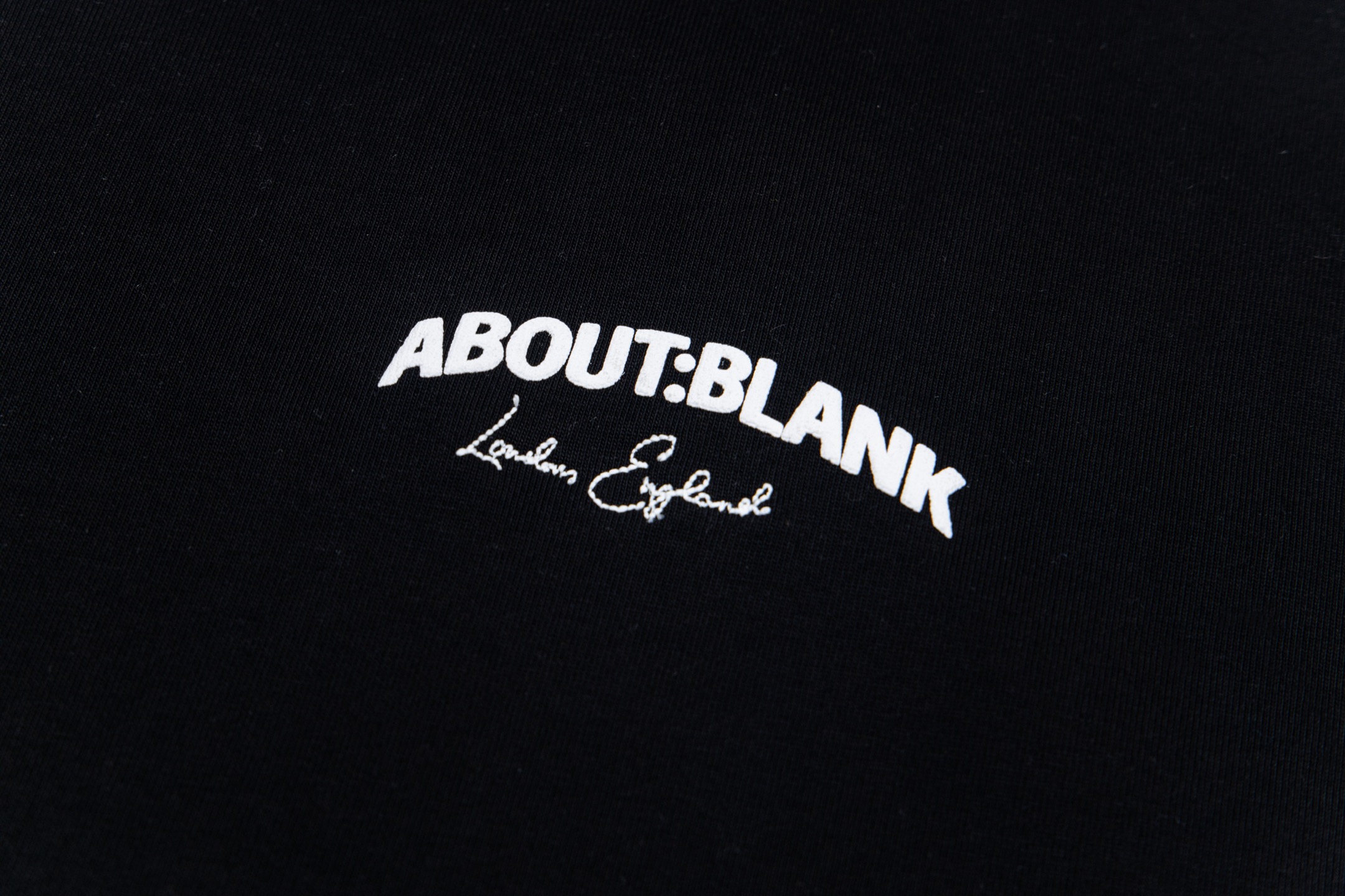 “Iconic Street Style: UK Small Brand Blank Embroidered T-shirt in Black and White” - 图片 8