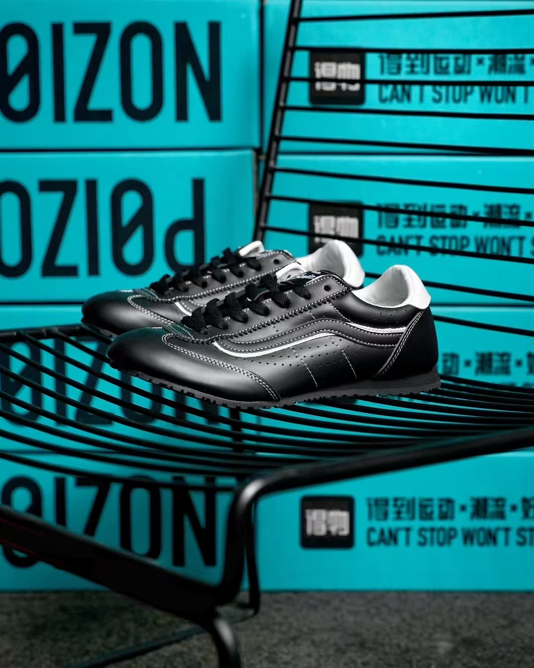 120🉐
Vans Super LowPro复古薄底系列，以经典Vans Serio 为灵感，全新复刻 Style 84。EVA 泡沫鞋垫与橡胶华夫底强强联合，柔软鞋舌与轻薄内里默契加持，薄底也能拥有舒适脚感。自带复古感，
鞋体更轻便，脚感更加舒适，春夏必备鞋品，多款配色玩转不同风格！