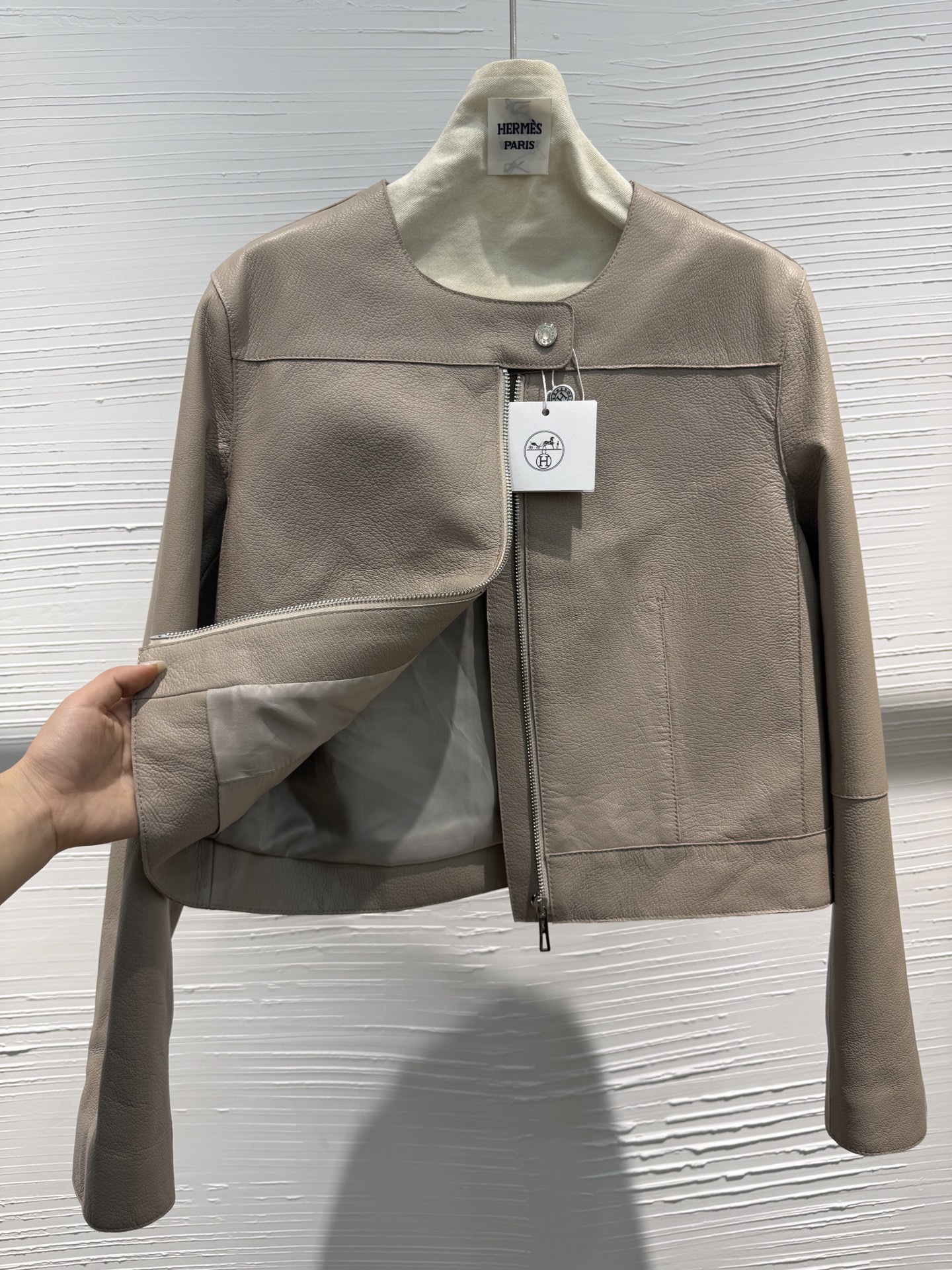 NO:784936,Hermes 2026 early autumn series goatskin deer pattern jacket imported from New Zealand, counter synchronization S/xl elephant gray, Hermes-clothing, hermes, hermes, jackets & coats, sheepskin,19860909Hermes 2026早秋系列 新西兰进口山羊皮鹿纹外套 专柜同步 S/xl 大象灰,爱马仕-服装,hermes,hermes,jackets & coats,sheepskin,,Women's clothing