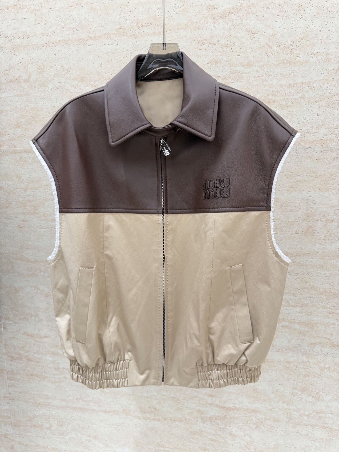 NO:944570,Miumiu 2026AW counter synchronization Italian imported sheepskin patchwork series vest S/L, Miumiu-clothing, miumiu, sheepskin,19860909Miumiu 2026AW专柜同步 意大利进口绵羊皮拼布系列马甲 S/L,缪缪-服装,miumiu,sheepskin,,Women's clothing