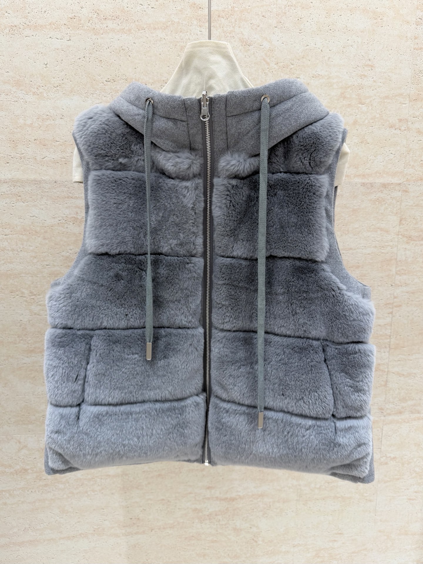 NO:944497,Loro piana 2026 AW counter synchronization Angola imported rex rabbit fur whole sheep vest S/xl, women's clothing, loro piana,19860909Loro piana 2026 AW 专柜同步 安哥拉进口獭兔皮毛全羊马甲 S/xl,女装,loro piana,,Women's clothing