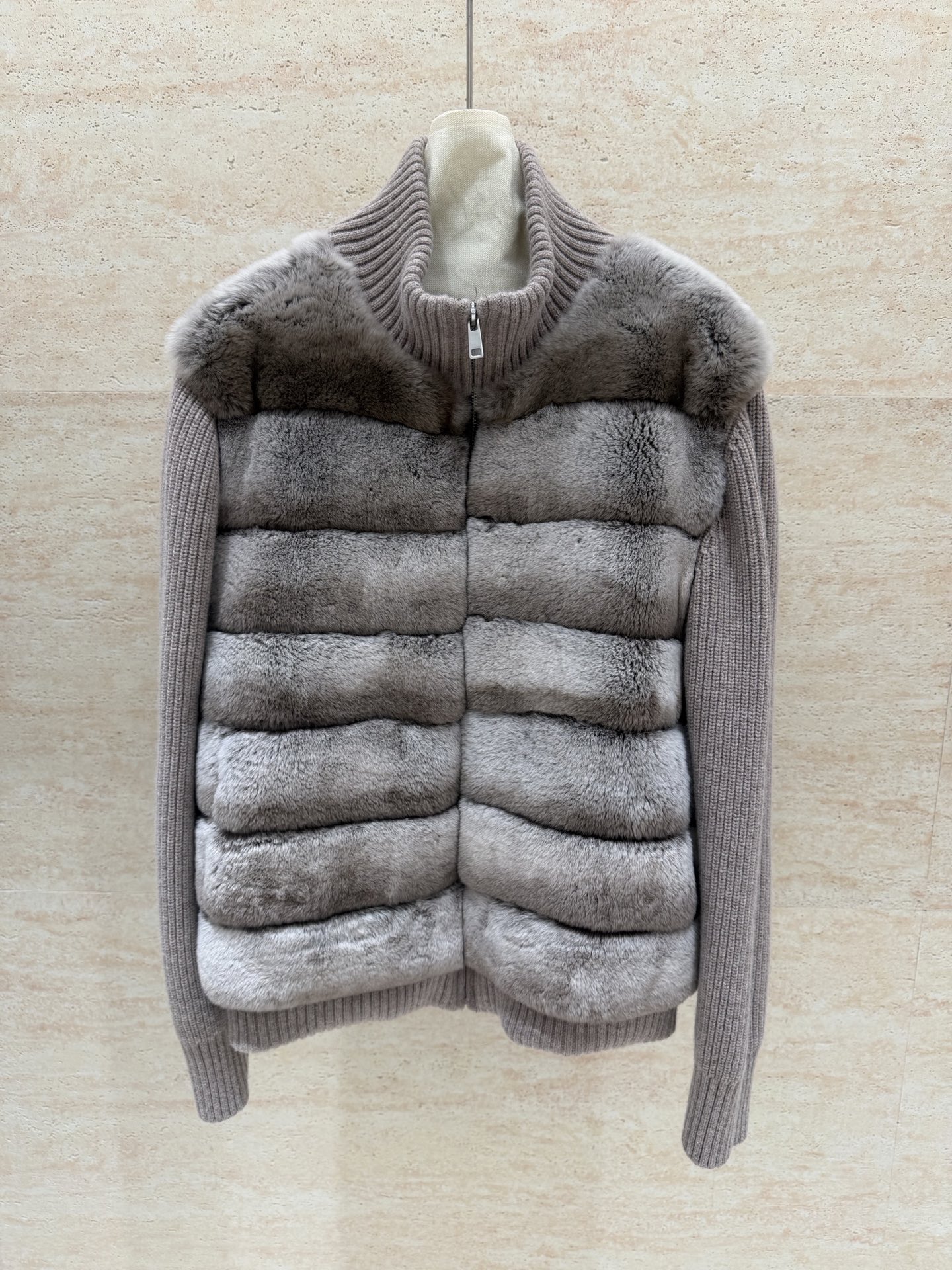 NO:944479,Loro piana 2026 AW counter synchronization Angola imported rex rabbit fur and wool knitted jacket S/xl, women's clothing, loro piana, jackets & coats,19860909Loro piana 2026 AW 专柜同步 安哥拉进口獭兔毛拼全羊毛针织外套 S/xl,女装,loro piana,jackets & coats,,Women's clothing