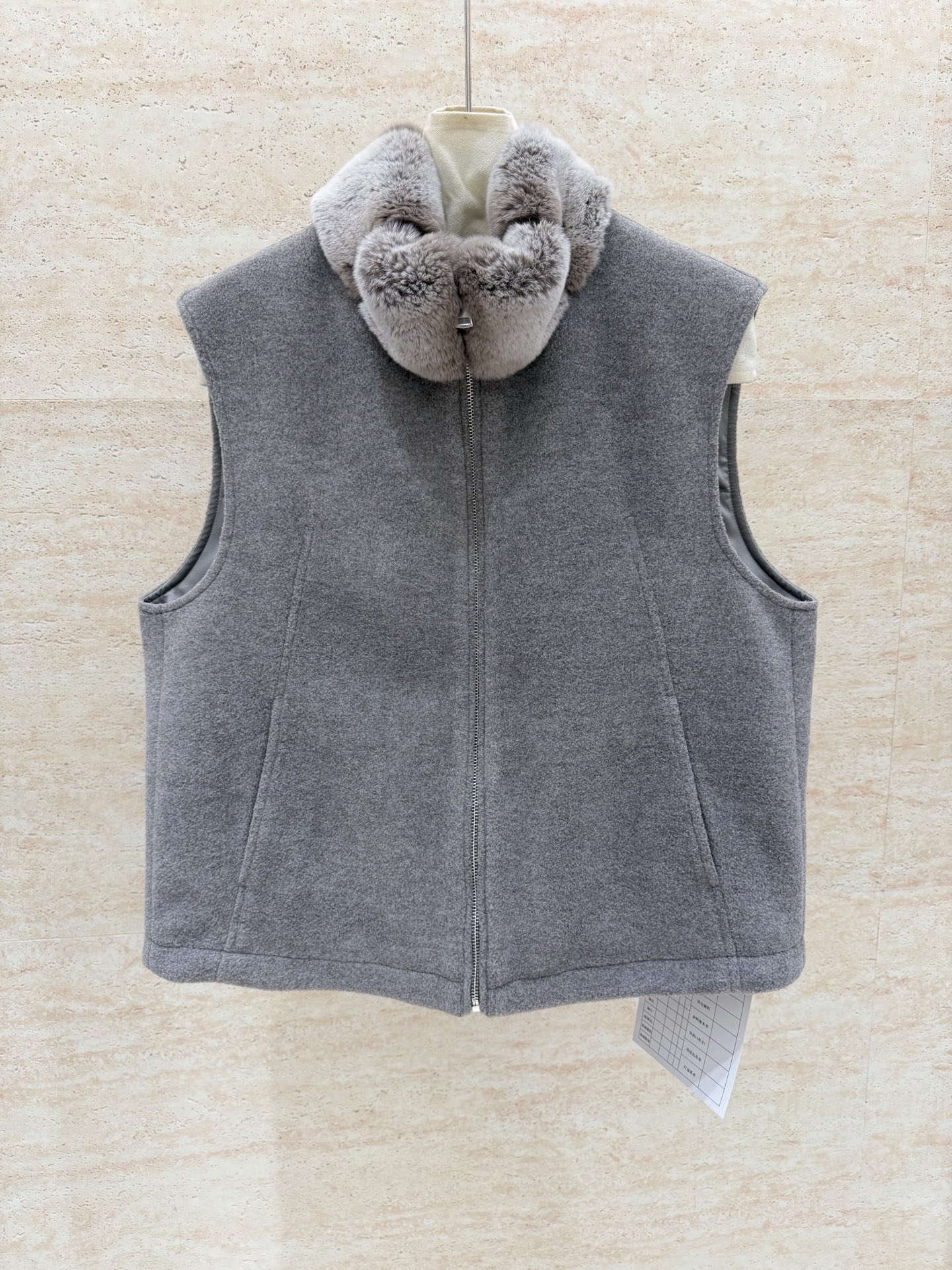 NO:944470,Loro piana 2026AW counter synchronization Angola imported rex rabbit and wool vest S/xl, women's clothing, loro piana,19860909Loro piana 2026AW 专柜同步 安哥拉进口獭兔拼全羊毛马甲 S/xl,女装,loro piana,,Women's clothing