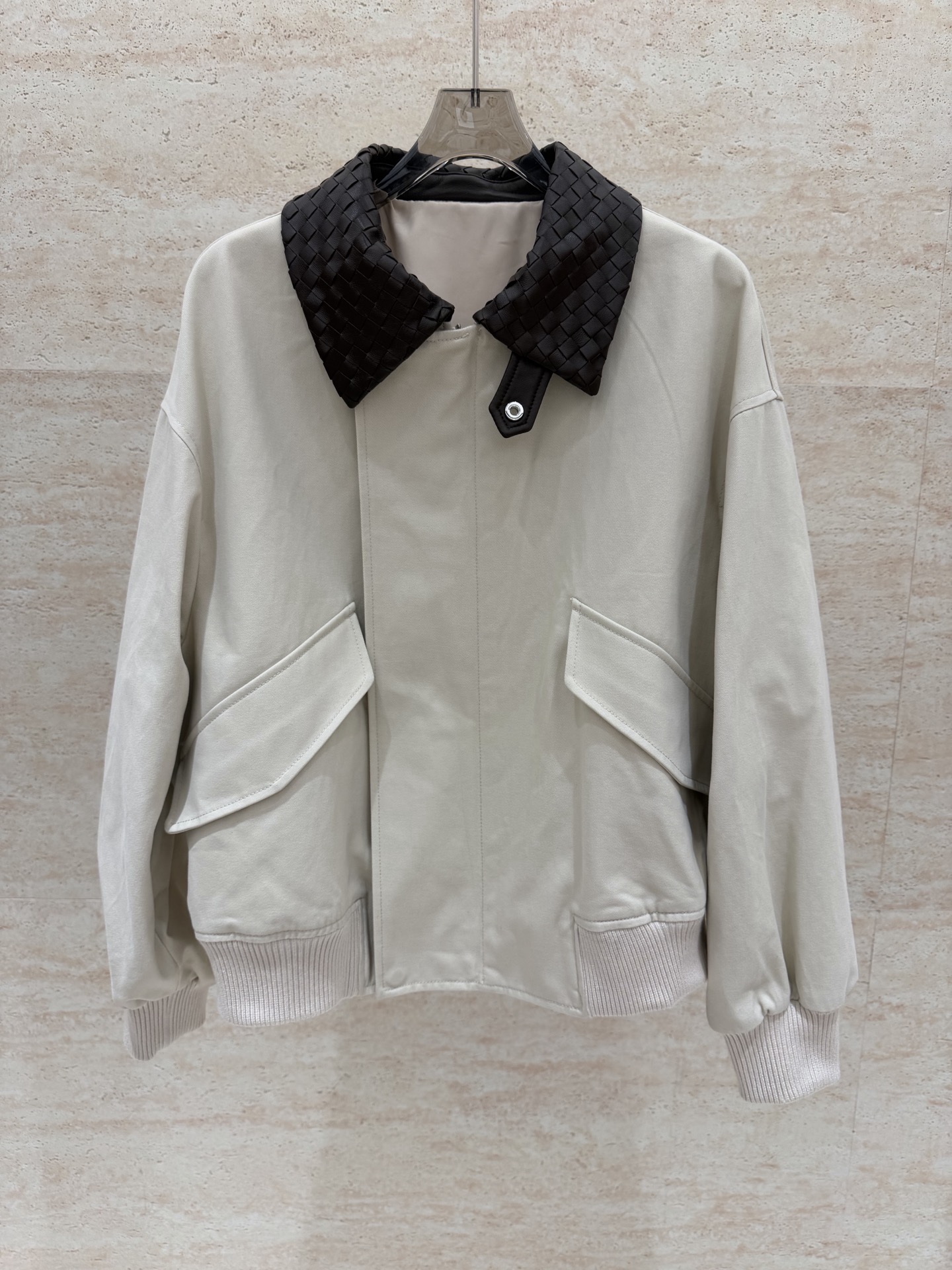 NO:944740,Bottega Veneta 2026 AW counter synchronization Italian imported sheepskin and cotton thick trench coat size 34-40 ready stock beige, Bottega Veneta-clothing,bottega veneta,bottega veneta,jackets & coats,sheepskin,19860909Bottega Veneta 2026 AW 专柜同步 意大利进口绵羊皮拼全棉厚款大身风衣外套 34-40码 现货供应 米色,葆蝶家-服装,bottega veneta,bottega veneta,jackets & coats,sheepskin,,Women's clothing