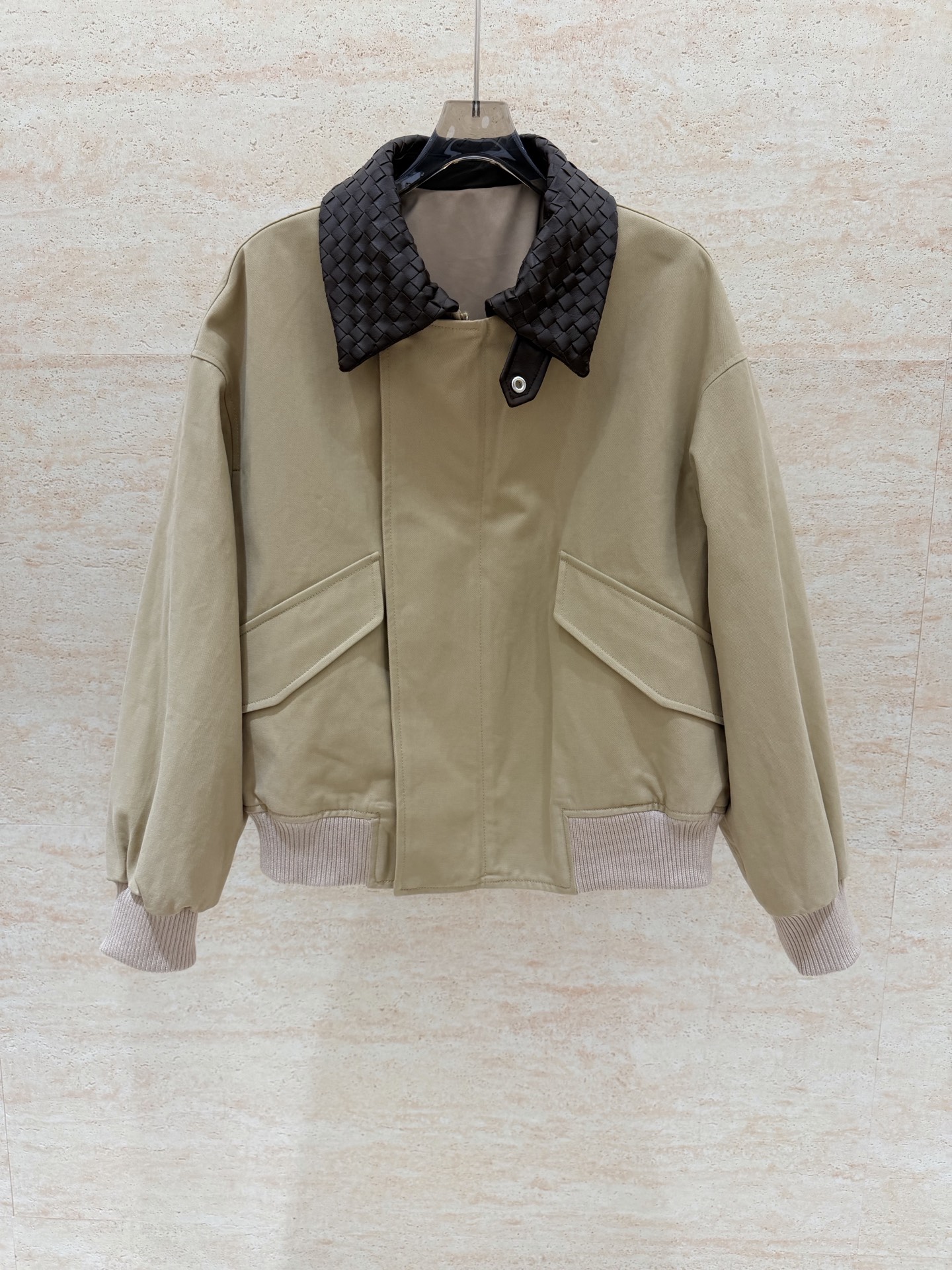 NO:944751,Bottega Veneta 2026 AW counter synchronization Italian imported sheepskin and cotton thick trench coat size 34-40 Exclusive counter fully matched supply ready stock, Bottega Veneta - clothing, bottega veneta, bottega veneta, jackets & coats, sheepskin,19860909Bottega Veneta 2026 AW 专柜同步 意大利进口绵羊皮拼全棉厚款大身风衣外套 34-40码 独家专柜完全对版货源 现货供应,葆蝶家-服装,bottega veneta,bottega veneta,jackets & coats,sheepskin,,Women's clothing