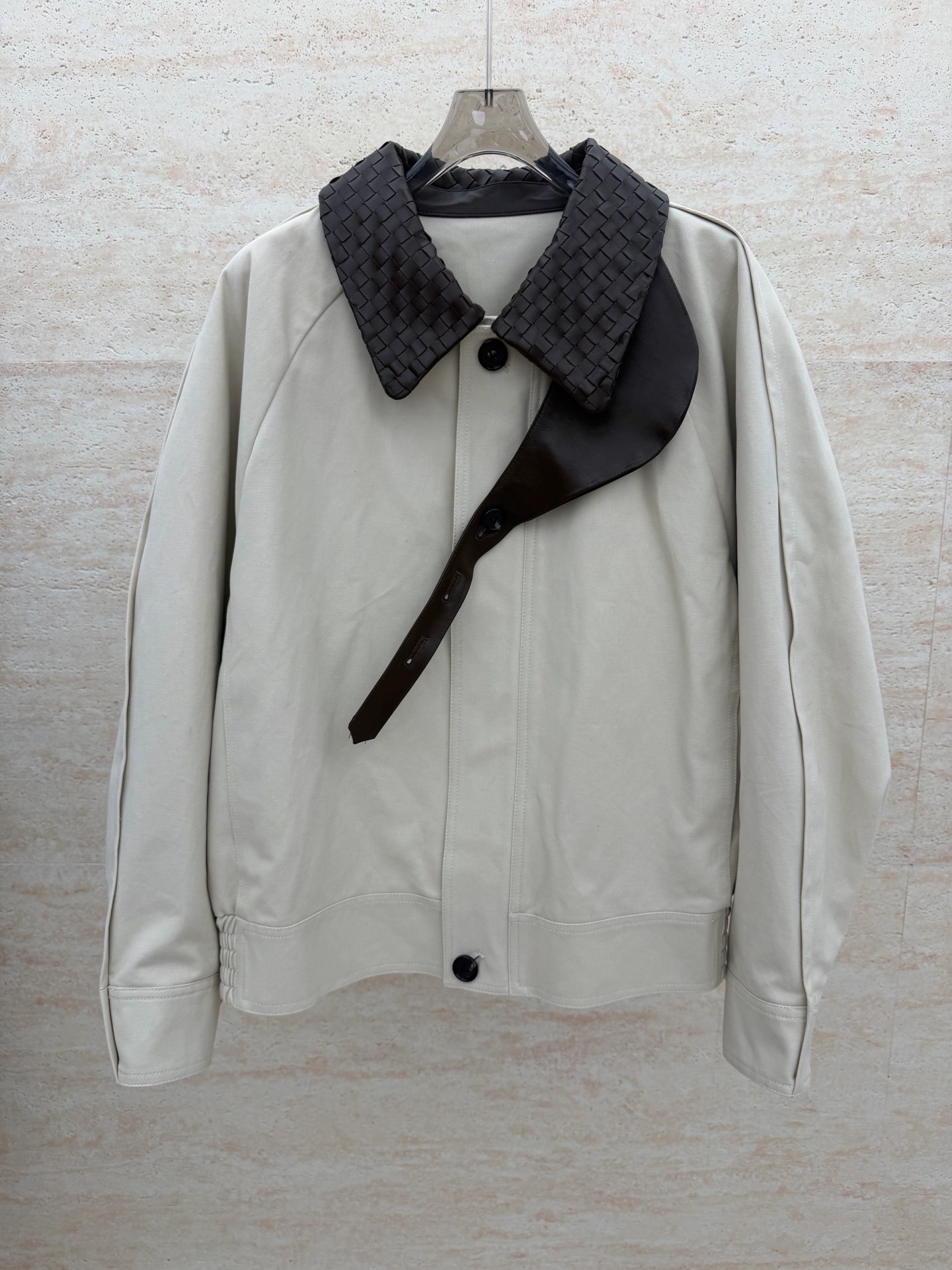 NO:944806,Bottega Veneta 2026 AW counter synchronization Italian imported sheepskin and cotton thick trench coat short jacket size 34-40 Exclusive counter fully matched supply ready stock beige, Bottega Veneta - clothing, bottega veneta, bottega veneta, jackets & coats, sheepskin,19860909Bottega Veneta 2026 AW 专柜同步 意大利进口绵羊皮拼全棉厚款大身风衣短外套 34-40码 独家专柜完全对版货源 现货供应 米色,葆蝶家-服装,bottega veneta,bottega veneta,jackets & coats,sheepskin,,Women's clothing