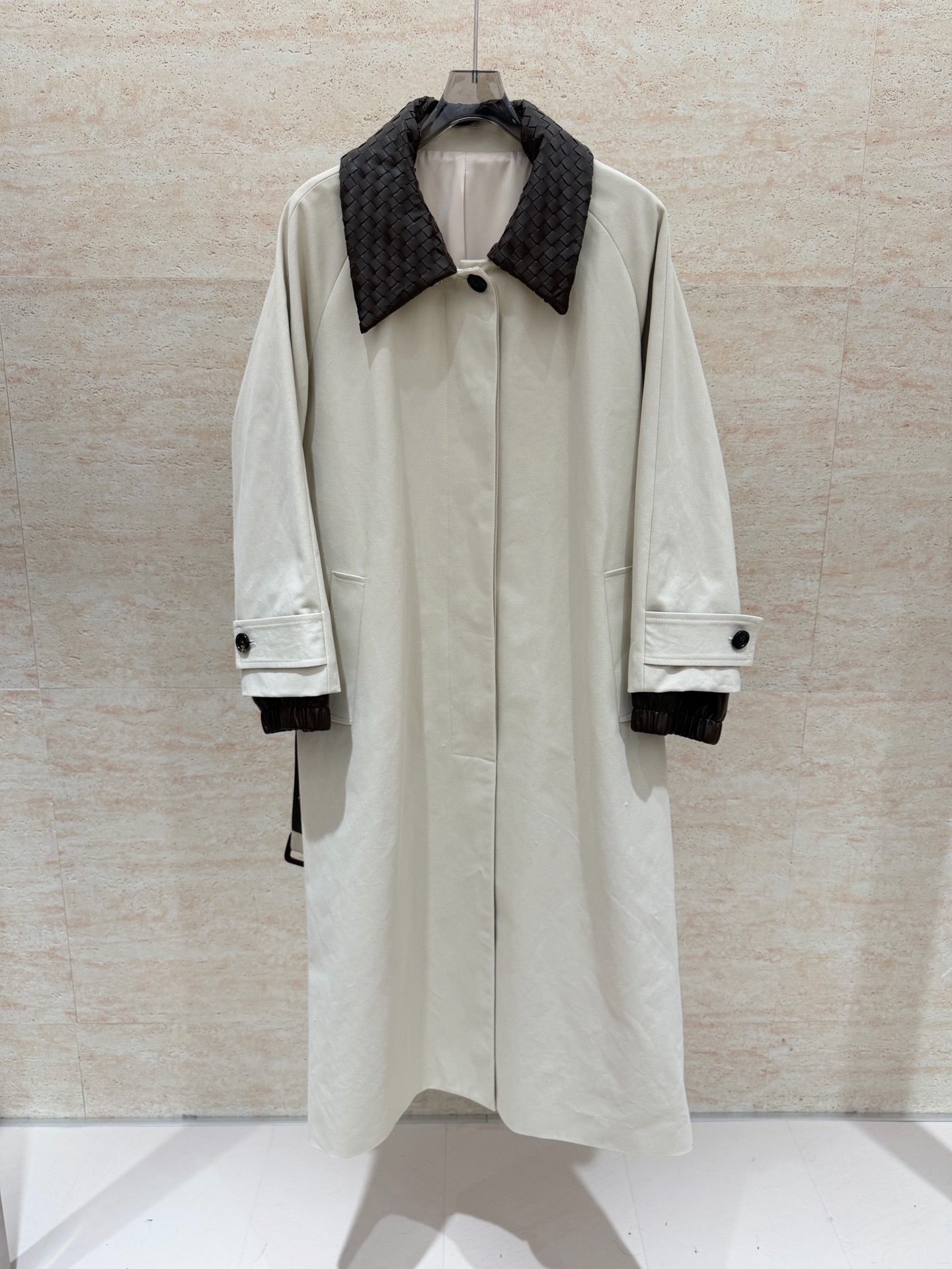 NO:944772,Bottega Veneta 2026 AW counter synchronization Italian imported sheepskin and cotton thick trench coat long coat size 34-40 Exclusive counter fully matched supply Ready stock beige counter new version, Bottega Veneta - clothing, bottega veneta, bottega veneta, jackets & coats, sheepskin,19860909Bottega Veneta 2026 AW 专柜同步 意大利进口绵羊皮拼全棉厚款大身风衣长外套 34-40码 独家专柜完全对版货源 现货供应 米色 专柜新版,葆蝶家-服装,bottega veneta,bottega veneta,jackets & coats,sheepskin,,Women's clothing