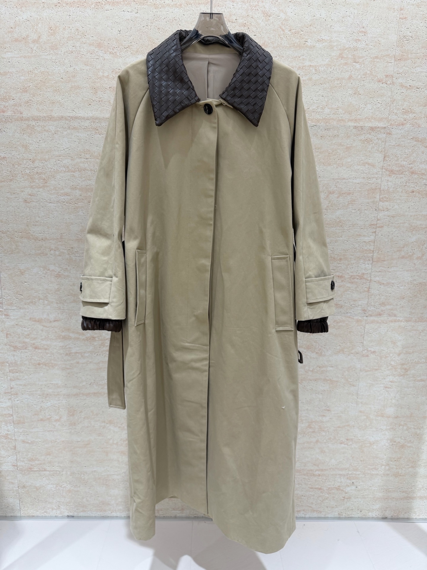NO:944793,Bottega Veneta 2026 AW counter synchronization Italian imported sheepskin and cotton thick trench coat short jacket 34-40 sizes Exclusive counter fully matched supply Ready stock Off-white khaki counter new version, Bottega Veneta - clothing, bottega veneta, bottega veneta, jackets & coats, sheepskin,19860909Bottega Veneta 2026 AW 专柜同步 意大利进口绵羊皮拼全棉厚款大身风衣短外套 34-40码 独家专柜完全对版货源 现货供应 米白卡其色 专柜新版,葆蝶家-服装,bottega veneta,bottega veneta,jackets & coats,sheepskin,,Women's clothing