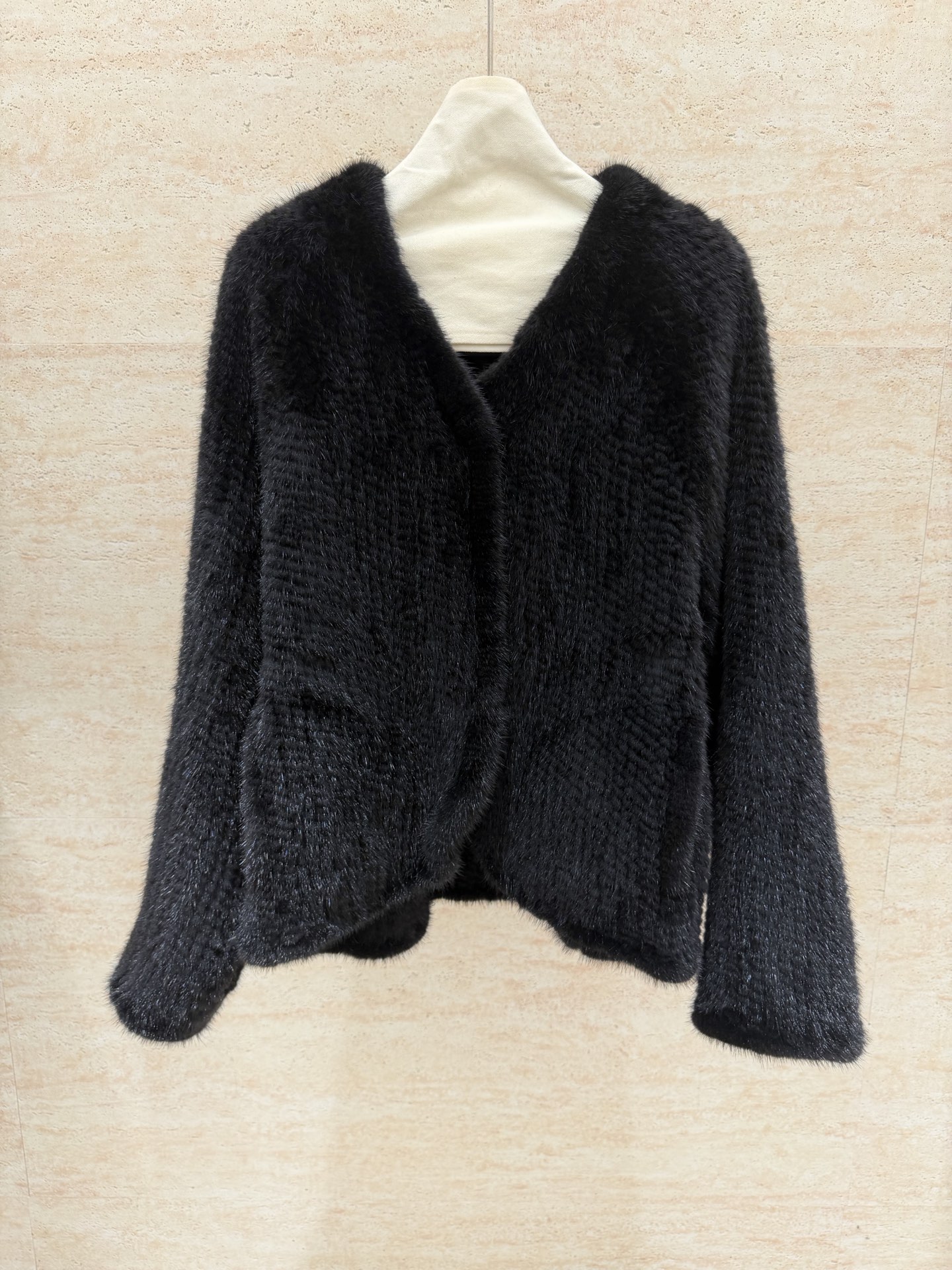 NO:945546,Top internet celebrity Luo Ge's same model of top-grade Beaucamir mink hand-knitted jacket. Two sizes of ML. It takes a worker 3 days to weave, and the output is very small. Wide version, sufficient quantity. Exclusive supply of goods, women's clothing, jackets & coats,19860909头部网红 洛哥同款宝嘉美水貂顶级纯手工编织外套 ML两个码 宝嘉美顶级水貂 一个工人要编3天,产量极少 阔版,用量足 独家供应货源,女装,jackets & coats,,Women's clothing