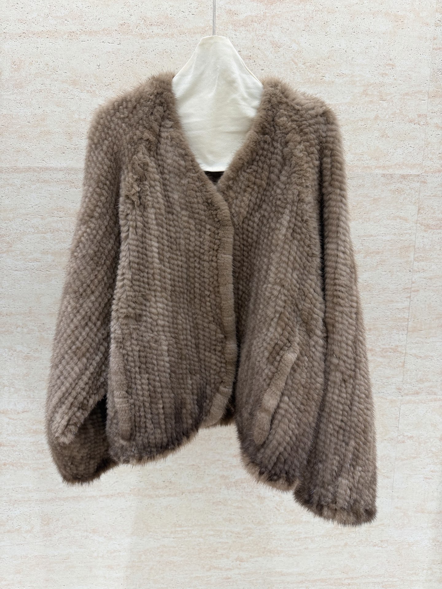 NO:945559,Top Internet celebrity Luo Ge's same style Pasi striped mink top hand-woven jacket ML two sizes Pasi striped original color top mink It takes a worker 3 days to weave, the output is very small Wide version, sufficient quantity Exclusive supply of goods, women's clothing, jackets & coats,19860909头部网红 洛哥同款帕丝条水貂顶级纯手工编织外套 ML两个码 帕斯条原色顶级水貂 一个工人要编3天,产量极少 阔版,用量足 独家供应货源,女装,jackets & coats,,Women's clothing