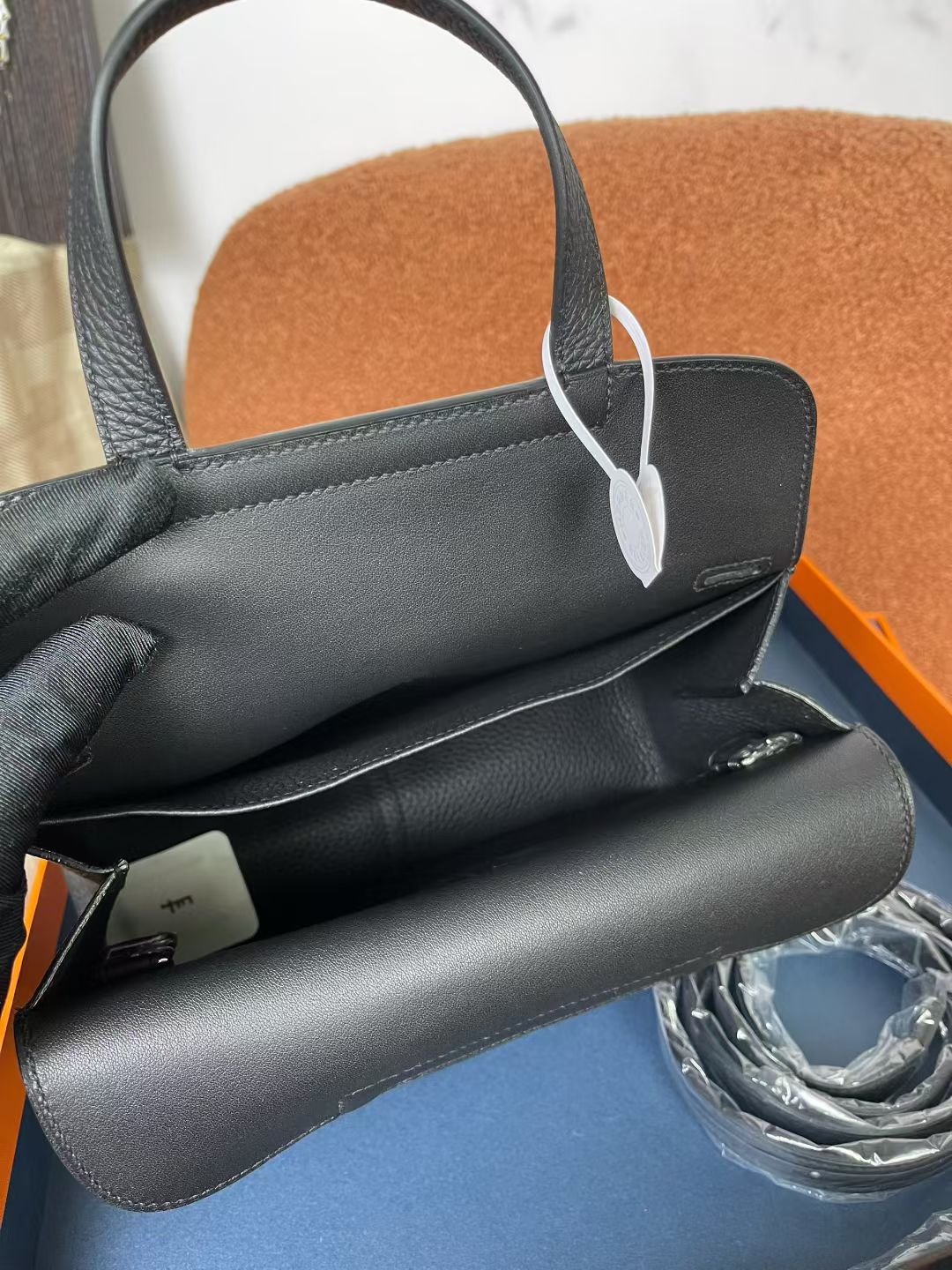 Hermès Hermes handmade wax thread in stock, halzan horseshoe bag 25, black gold and silver buckle