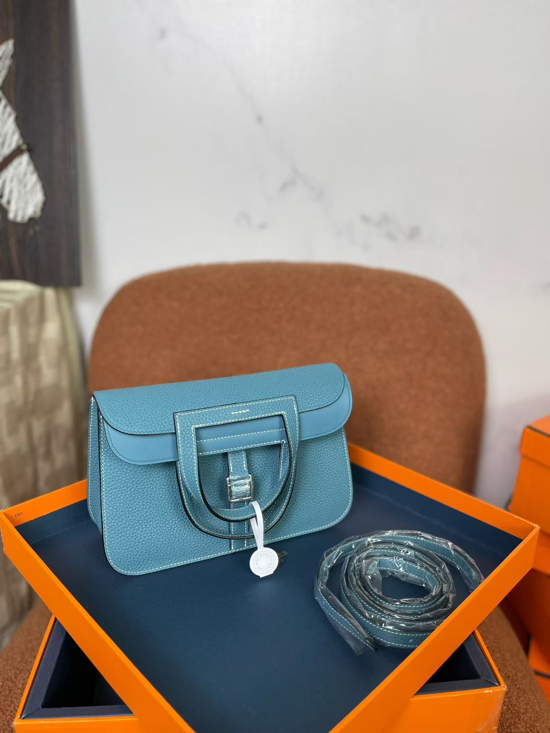 Hermès Hermes handmade wax thread in stock, halzan horseshoe bag 25, denim blue gold and silver buckle