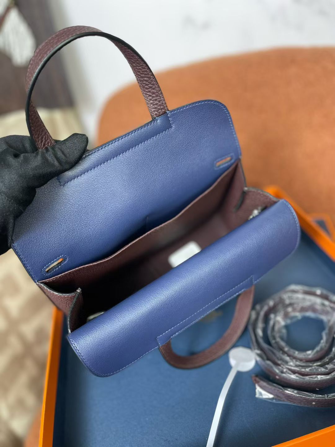 Hermès Hermes handmade wax thread in stock, halzan horseshoe bag 25, saddle red interior with sapphire blue gold and silver buckle