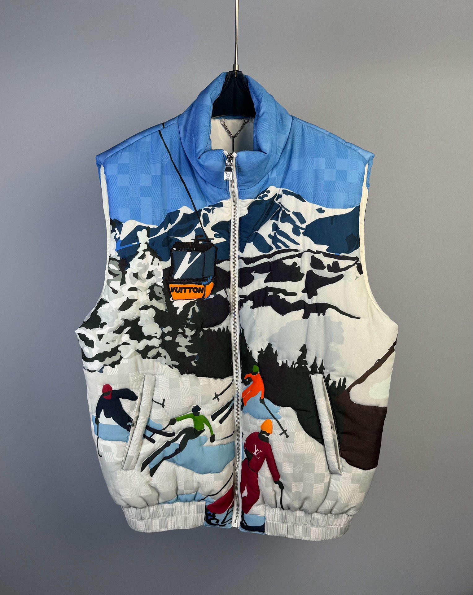 NO:307555,Louis Vuitto*n Louis new sleeveless quilted cotton vest, this sleeveless plus-lined vest adds a colorful retro atmosphere to the seasonal ski outfit. The full Damier Skiers print is matched with romantic mountain scenery with Damier pattern background, and then uses delicate and bright lines to create a quilting effect, which can inject a striking style into the casual style after skiing, the same style as men and women. S M L XL,,louis vuitton,louis vuitton,alexander wang19860909Louis Vuitto*n 路易 新款 无袖绗缝棉背心、本款无袖加衬背心为当季滑雪着装增添一抹缤纷复古气息.全幅 Damier Skiers 印花以浪漫山景搭配 Damier 图案背景,再借细腻明线巧妙打造绗缝效果,可为滑雪后的休闲造型注入醒目风范、男女同款 码数S M L XL,,louis vuitton,louis vuitton,alexander wang,Women's clothing