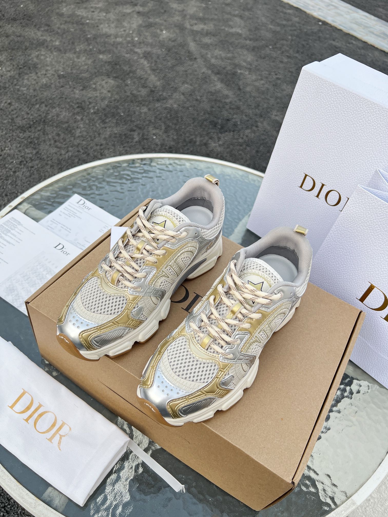 NO:278134,High-version couple model Dior Dior | 2025 Di Lieba has the same style as many stars. L family spring and summer new products. The latest hot Chrono series thick-soled mesh color-blocking running shoes dad shoes casual sneakers series. Original purchase and development. This DiorChrono sneaker uses white and black mesh fabric with leather effect inserts. The CD logo on both sides, the star patch on the tongue and the Dior logo on the heel. Many details show the style. Two-color shoelaces, light soles and star decoration, can create a casual look all year round, complementing various casual or elegant items. The upper is imported from the top layer cowhide   mesh. The inner lining is original customized breathable inner lining. The original open sole EVA ultra-light and super soft sole. Heel height is 4.5cm  Count female 35-41 male 39-45 (female 40.41 male 45 customized), dior, dior, louis vuitton, sneakers, cowhide19860909高版本情侣款 Dior迪奥 | 2025迪丽热巴众多明星同款 L家春夏新品 专柜最新爆款Chrono系列厚底网面拼色跑鞋老爹鞋休闲运动鞋系列 原版购入开发做货这DiorChrono运动鞋采用白色和黑色网眼织物搭配皮革效果镶片,两侧的CD标志、鞋舌上的星星补丁和鞋跟的 Dior 标志,诸多细节彰显格调.双色鞋带,轻盈鞋底搭配星星装饰,可全年打造休闲造型,与各式休闲或优雅单品相得益彰. 鞋面原版进口头层牛皮 网面 内里原版定制透气内里 大底原版开模EVA超轻超软大底  跟高4.5cm 码数女35-41男39-45（女40.41男45定制）,,dior,dior,louis vuitton,sneakers,cowhide,Men's shoes