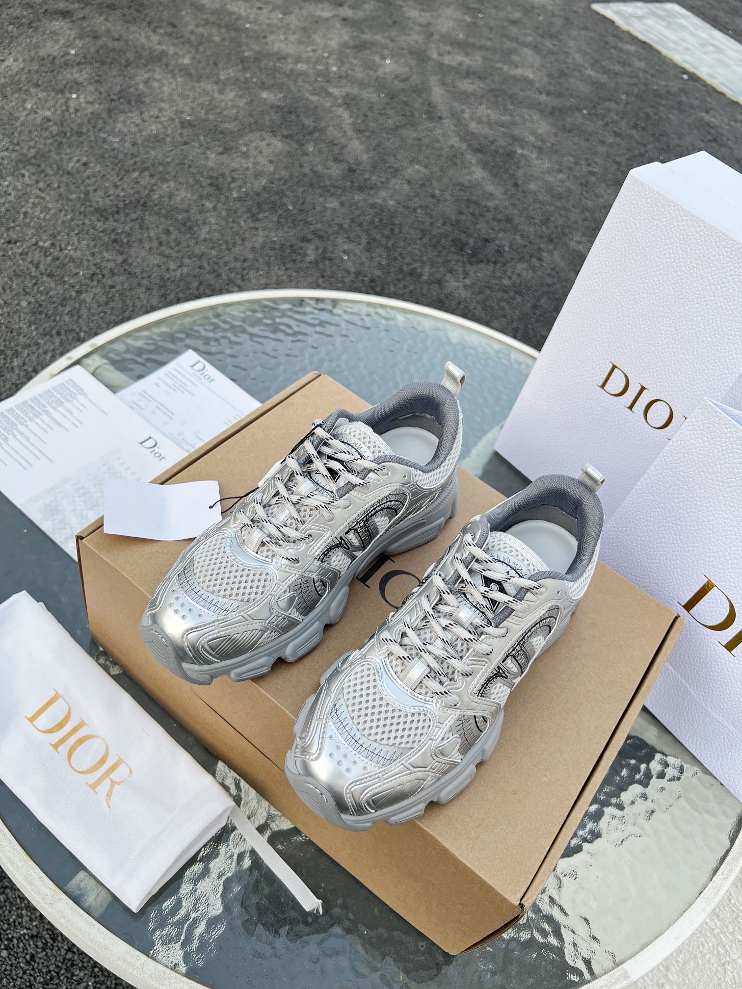 NO:278128,High-version couple model Dior Dior | 2025 Di Lieba has the same style as many stars. L family spring and summer new products. The latest hot Chrono series thick-soled mesh color-blocking running shoes dad shoes casual sneakers series. Original purchase and development. This DiorChrono sneaker uses white and black mesh fabric with leather effect inserts. The CD logo on both sides, the star patch on the tongue and the Dior logo on the heel. Many details show the style. Two-color shoelaces, light soles and star decoration, can create a casual look all year round, complementing various casual or elegant items. The upper is imported from the top layer cowhide   mesh. The inner lining is original customized breathable inner lining. The original open-soled EVA ultra-light and super soft sole. Heel height is 4.5cm  Count female 35-41 male 39-45 (female 40.41 male 45 customized), dior, dior, louis vuitton, sneakers, cowhide19860909高版本情侣款 Dior迪奥 | 2025 迪丽热巴众多明星同款 L家春夏新品 专柜最新爆款Chrono系列厚底网面拼色跑鞋老爹鞋休闲运动鞋系列 原版购入开发做货这DiorChrono运动鞋采用白色和黑色网眼织物搭配皮革效果镶片,两侧的CD标志、鞋舌上的星星补丁和鞋跟的 Dior 标志,诸多细节彰显格调.双色鞋带,轻盈鞋底搭配星星装饰,可全年打造休闲造型,与各式休闲或优雅单品相得益彰. 鞋面原版进口头层牛皮 网面 内里原版定制透气内里 大底原版开模EVA超轻超软大底  跟高4.5cm 码数女35-41男39-45（女40.41男45定制）,,dior,dior,louis vuitton,sneakers,cowhide,Men's shoes