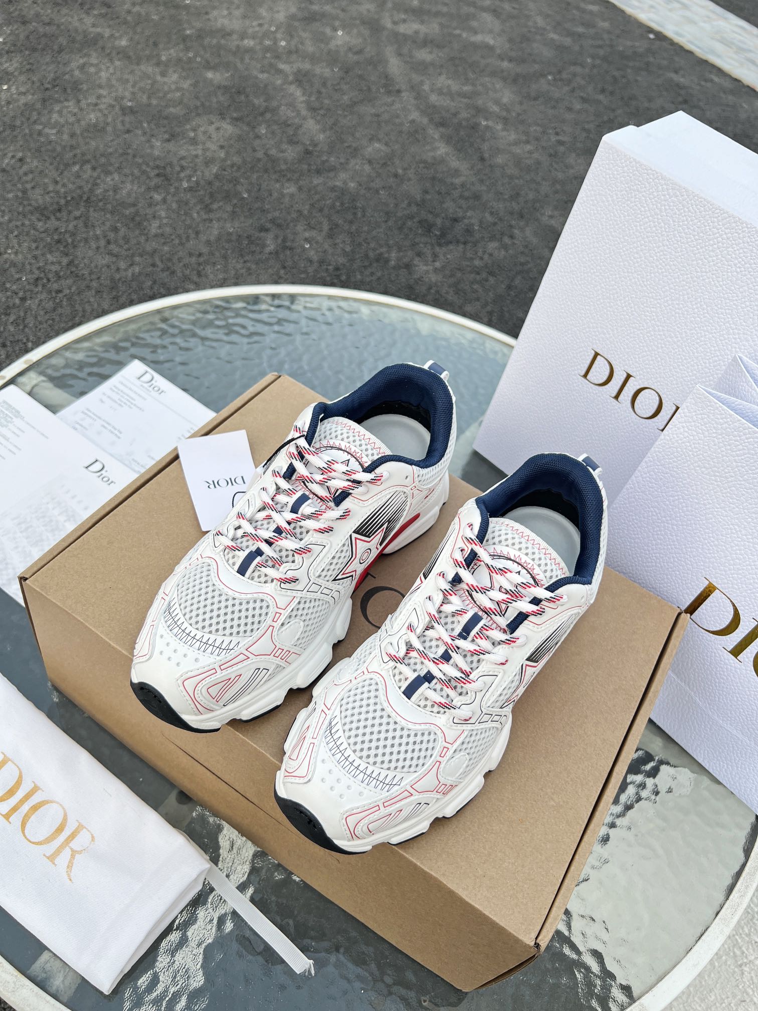 NO:665134,Actual price, high version for couples Dior Dior | Dilireba's same model for many stars. L's spring and summer new products. The counter's latest popular Chrono series thick-soled mesh color-blocked running shoes, dad shoes and casual sports shoes series. Original purchase, development and production. These Dior Chrono sneakers are made of white and black mesh fabric with leather effect panels, CD logo on both sides, star patch on the tongue and Dior on the heel.  Logo, many details highlight the style. Two-color shoelaces, lightweight soles with star decoration, can create a casual look all year round, complementing all kinds of casual or elegant items. Original imported first-layer cowhide + mesh on the lining Original custom-made breathable lining Outsole Original molded EVA ultra-light and super soft outsole Heel height 4.5cm Size women's 35-41 men's 39-45 (women's 40.41 men's 45 customized), dior, dior, louis  vuitton,sneakers,cowhide19860909实价 高版本情侣款 Dior迪奥 | 迪丽热巴众多明星同款 L家春夏新品 专柜最新爆款Chrono系列厚底网面拼色跑鞋老爹鞋休闲运动鞋系列 原版购入开发做货这DiorChrono运动鞋采用白色和黑色网眼织物搭配皮革效果镶片,两侧的CD标志、鞋舌上的星星补丁和鞋跟的 Dior 标志,诸多细节彰显格调.双色鞋带,轻盈鞋底搭配星星装饰,可全年打造休闲造型,与各式休闲或优雅单品相得益彰. 鞋面原版进口头层牛皮+网面 内里原版定制透气内里 大底原版开模EVA超轻超软大底  跟高4.5cm 码数女35-41男39-45（女40.41男45定制）,,dior,dior,louis vuitton,sneakers,cowhide,Men's shoes