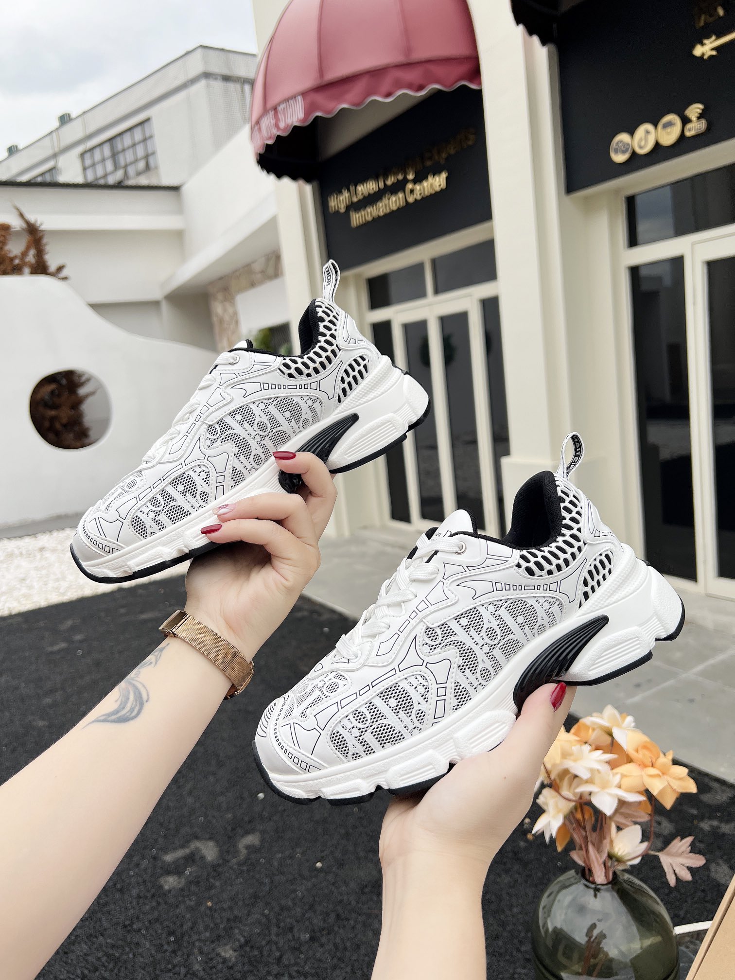 NO:271118,Batch. High-version couple model Dior Dior | Di Lieba has many stars in the same style as L family spring and summer new products, the latest hot Chrono series thick-soled mesh color-blocking running shoes dad shoes casual sneakers series Original purchase and development This Dior Chrono sneakers use white and black mesh fabric with leather effect inserts, CD logo on both sides, star patches on the tongue and Dior logo on the heel, and many details show the style. Two-color shoelaces, light soles and star decoration, can create a casual look all year round, complementing various casual or elegant items. The upper is imported from the top layer cowhide   mesh, the inner lining is original customized breathable inner lining, the original open-soling EVA ultra-light and super soft sole, heel height 4.5cm  Count female 35-41 male 39-45 (female 40.41 male 45 customized), dior, dior, louis vuitton, sneakers, cowhide19860909批.高版本情侣款 Dior迪奥 | 迪丽热巴众多明星同款 L家春夏新品 专柜最新爆款Chrono系列厚底网面拼色跑鞋老爹鞋休闲运动鞋系列 原版购入开发做货这DiorChrono运动鞋采用白色和黑色网眼织物搭配皮革效果镶片,两侧的CD标志、鞋舌上的星星补丁和鞋跟的 Dior 标志,诸多细节彰显格调.双色鞋带,轻盈鞋底搭配星星装饰,可全年打造休闲造型,与各式休闲或优雅单品相得益彰. 鞋面原版进口头层牛皮 网面 内里原版定制透气内里 大底原版开模EVA超轻超软大底  跟高4.5cm 码数女35-41男39-45（女40.41男45定制）,,dior,dior,louis vuitton,sneakers,cowhide,Men's shoes