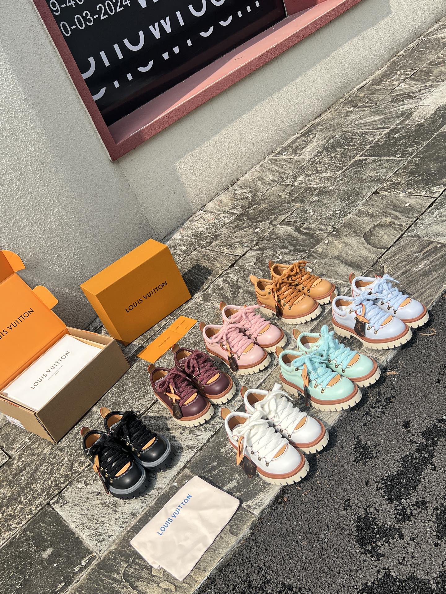 NO:555537,Real price LV | Louis Vuitton 2025 autumn and winter new models, top version, the counter features the latest LV REMIX lace-up mountaineering derby shoes, new hard goods, BS purchasing level!  Full of high-end feel!  A popular model among bloggers at home and abroad, it is retro, fashionable and looks great on your feet!  The official website's main recommendation★ ━━━━━t ━━━━━ Top-quality upper, first-layer cowhide, imported sheepskin lining, original open-molded TPU non-slip outsole, sole height 3.5cm, shoe size: Female 35-41 (41 customized, non-refundable), Male 39-45 (46 customized, non-refundable), Louis  vuitton,louis vuitton,cowhide,sheepskin19860909实价 LV | 路易威登 2025秋冬新款 顶级版本 专柜主打最新款 LV REMIX 系带登山德比鞋 硬货上新 BS代购级别！高级感十足！国内外博主刷爆的一款,复古又时髦上脚美炸了！官网主推款★ ━━━━━ t ━━━━━ 鞋面顶级 头层牛皮 内里进口羊皮 大底原版开模TPU防滑大底 底高3.5cm 鞋码: 女35-41 (41定制不退换) 男39-45（46定制不退换）,,louis vuitton,louis vuitton,cowhide,sheepskin,Men's shoes