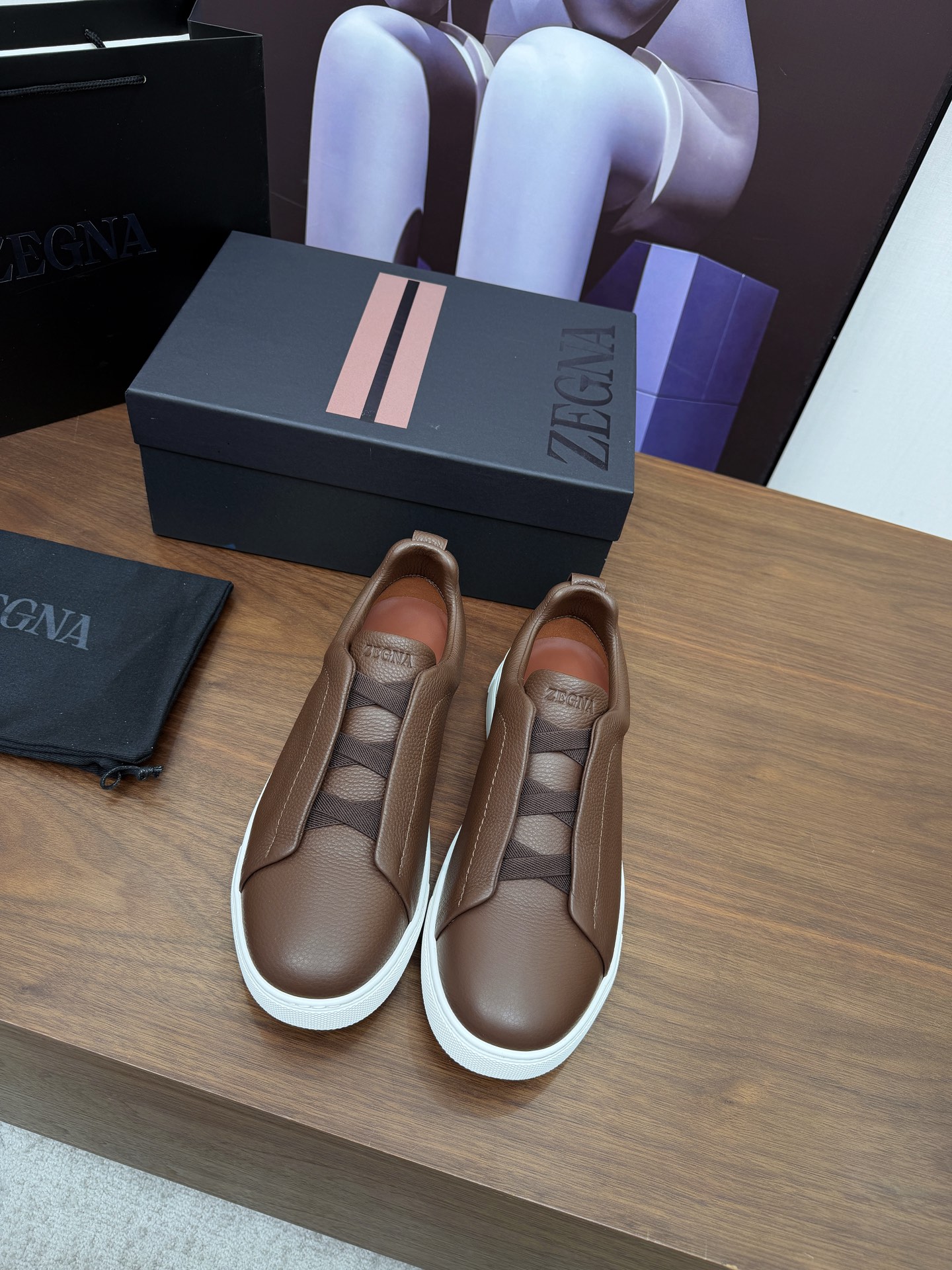 NO:756367,ZEGNA Zegna high-end TPU foam outsole TripleStitchSECONDSKIN luxury casual shoes PRODUCT INFORMATIONMONTE (MN·TE) means 'mountain' in Italian. It is inspired by the tree-lined paths in the Zegna oasis. TRIPLE STITCHT  The Monte luxury casual shoe is aimed at hiking and is a good companion for travel at any time of the year. The shoe adopts a versatile low-top style, embellished with triple-cross details inspired by the hand-stitching of Ermenegildo Zegna jackets, and is equipped with innovations that can provide greater traction during outdoor activities!  Ermenegildo Zegna's famous tailoring series hand-made triple stitching design has strong grip and ensures safety. The fabric is made of high-quality suede and is fashionable. The combination of lightweight foam and Vibrate special rubber sole is very light on the foot; the outsole is equipped with anti-slip sheets, which are cold-resistant, non-slip and have strong grip!  Suitable for daily wear, sports, hiking and outdoor use!  Leather shoe size: 39/40/41/42/43/44 [38 45 46 can be customized],,zegna,jackets & coats,chamois leather19860909ZEGNA 杰尼亚 高端TPU发泡大底 TripleStitchSECONDSKIN奢华休闲鞋 PRODUCT INFORMATIONMONTE (MN·TE)在意大利语中意为“高山”.其灵感源自杰尼亚绿洲中的林荫小径.TRIPLE STITCHT Monte奢华休闲鞋以徒步旅行为目标,是全年之内任何时节外出旅行时的良伴.鞋履采用百搭的低帮款式,点缀灵感源自杰尼亚夹克手工缝线的三交叉细节,同时配备能够在户外活动时提供更大摩擦力的创新！ 杰尼亚著名精裁系列手工三重缝线设计,强大的抓地力,确保安全性.面料采用优质麂皮拼接时尚潮流.轻质发泡和Vibrate专用橡胶底组合,上脚非常轻便；大底底掌加用防滑片,耐寒、防滑,抓地性强！适用于日常穿搭、运动徒步户外！ 皮鞋码数:39/40/41/42/43/44【38 45 46可定做】,,zegna,jackets & coats,chamois leather,Men's shoes
