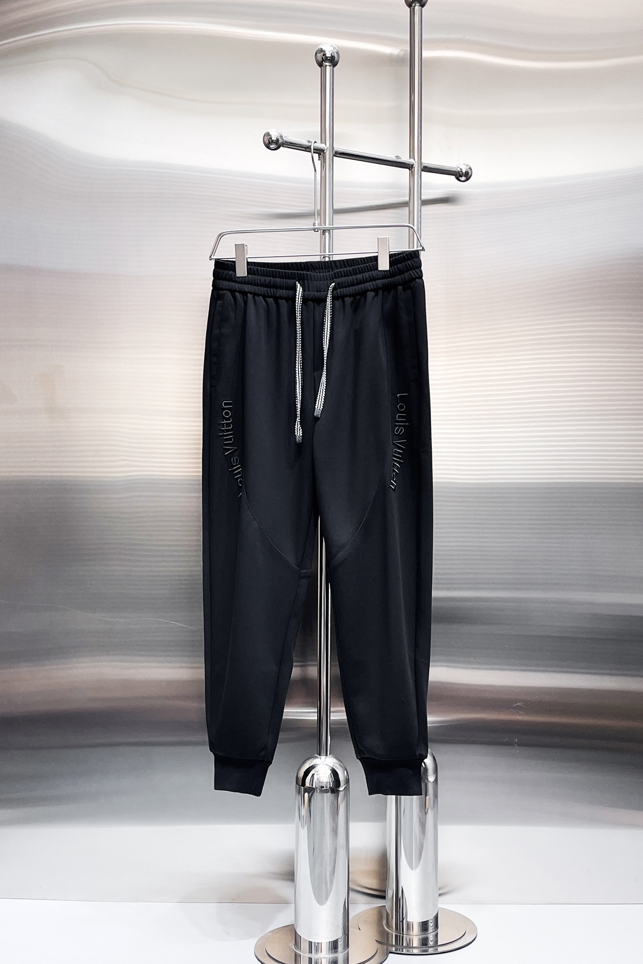 L驴 2024春季新款休闲裤！官网同步发售。品牌经典LOGO休闲裤 ，定制面料，舒适度极好，手触感强烈。辨识度极高，完美品相工艺。 尺码：M-3XL bh