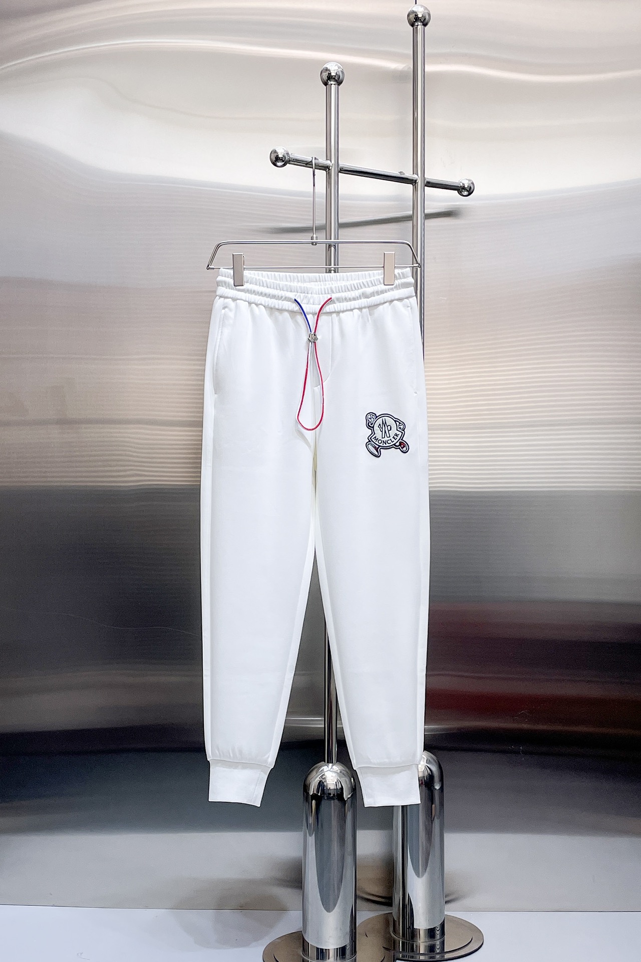 蒙家 2024春季新款休闲裤！官网同步发售。品牌经典LOGO休闲裤 ，定制面料，舒适度极好，手触感强烈。辨识度极高，完美品相工艺。 尺码：M-3XL.bh