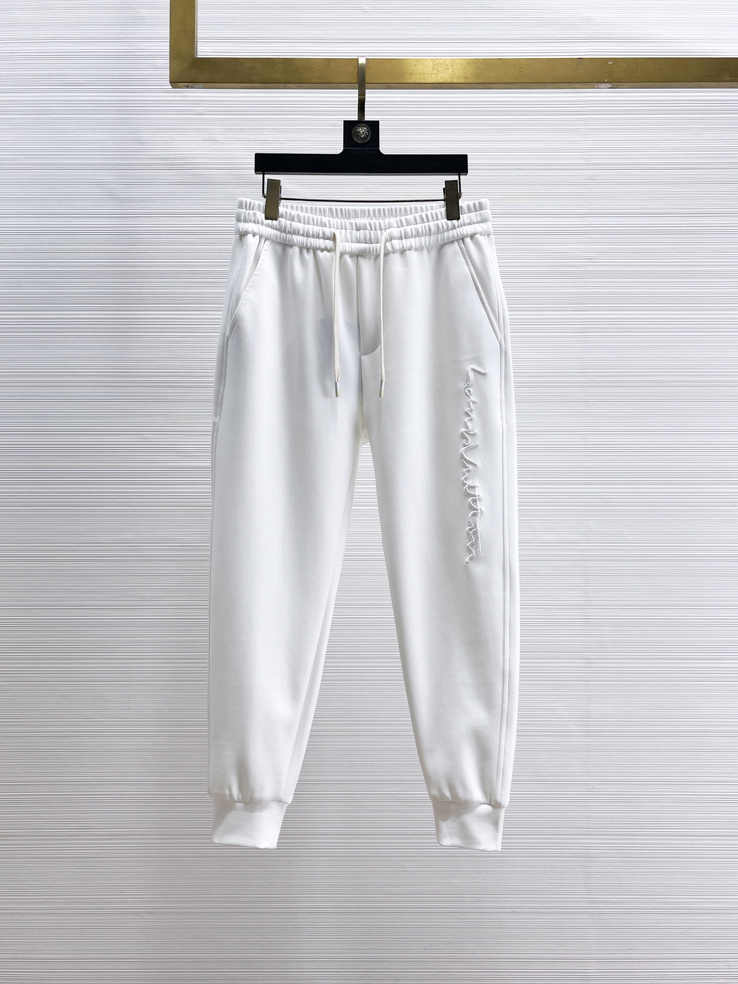 Pzydlb LV  2024春季新款休闲裤！官网同步发售。品牌经典LOGO休闲裤 ，定制面料，舒适度极好，手触感强烈。辨识度极高，完美品相工艺。 尺码：M-3XL