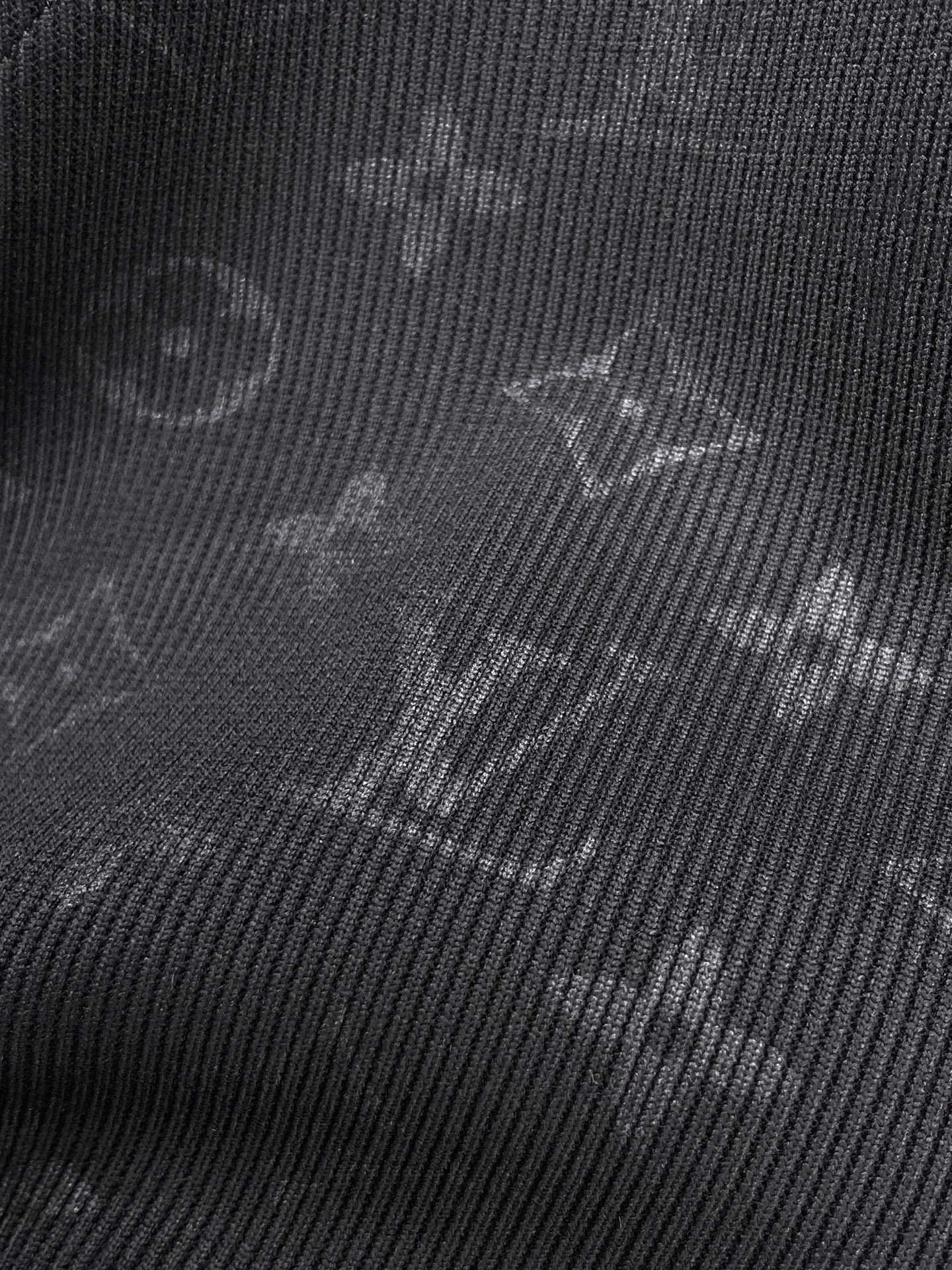 LV2024春季新款休闲裤！官网同步发售品牌经典LOGO休闲裤定制面料舒适度极好手触感强烈辨识度极高完美
