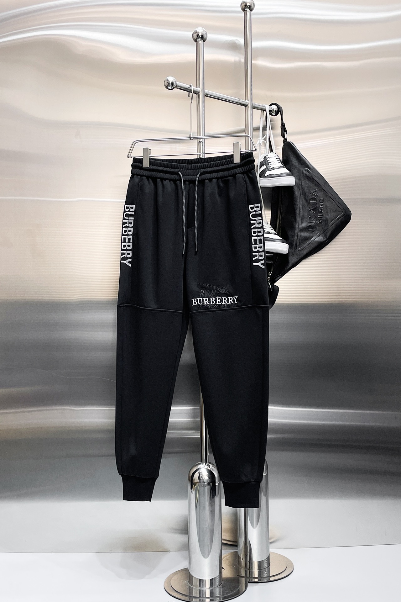 Pzedqe   巴宝莉   2024春季新款休闲裤！官网同步发售。品牌经典LOGO休闲裤 ，定制面料，舒适度极好，手触感强烈。辨识度极高，完美品相工艺。 尺码：M-3XL