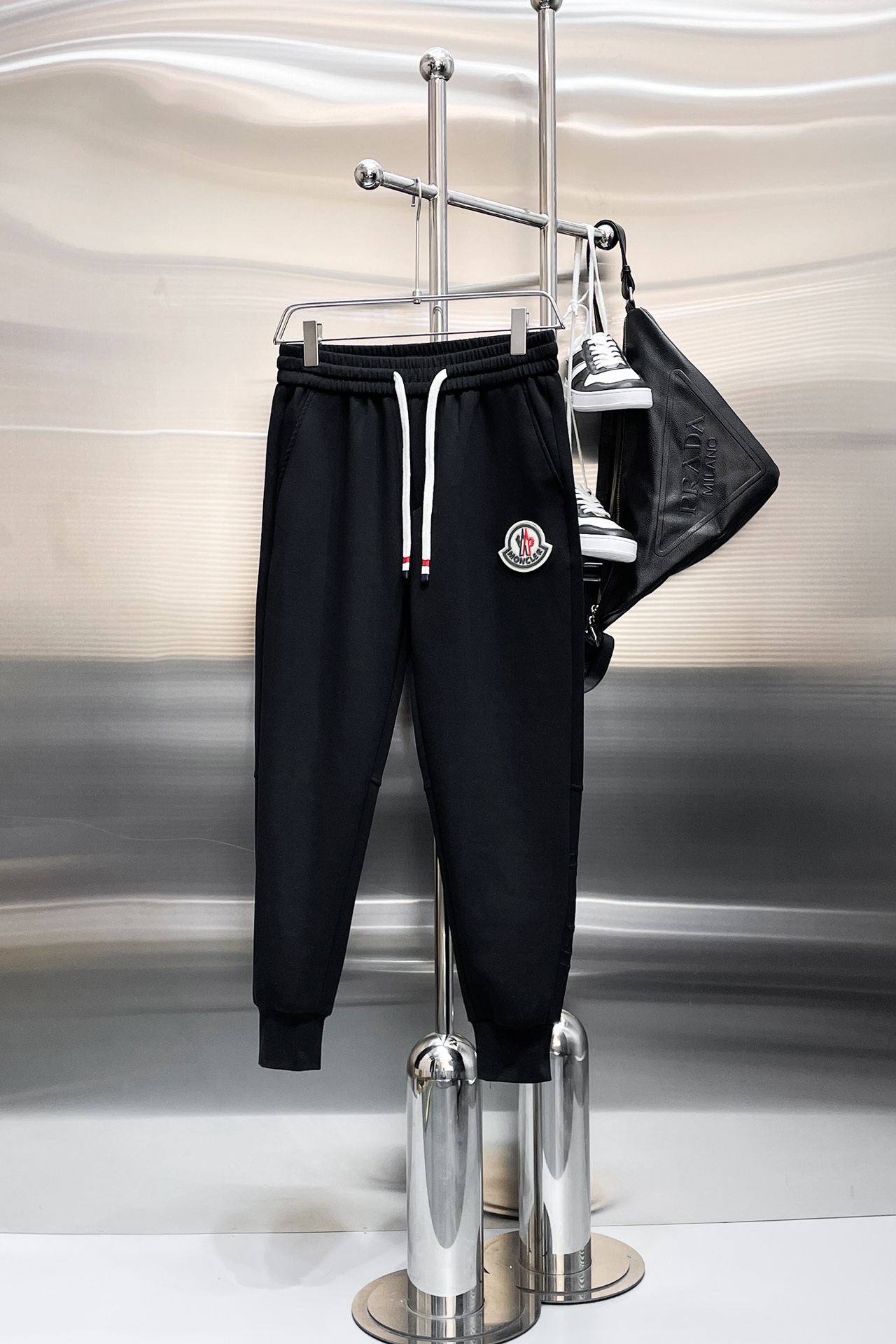 Pzedqe   蒙口   2024春季新款休闲裤！官网同步发售。品牌经典LOGO休闲裤 ，定制面料，舒适度极好，手触感强烈。辨识度极高，完美品相工艺。 尺码：M-3XL