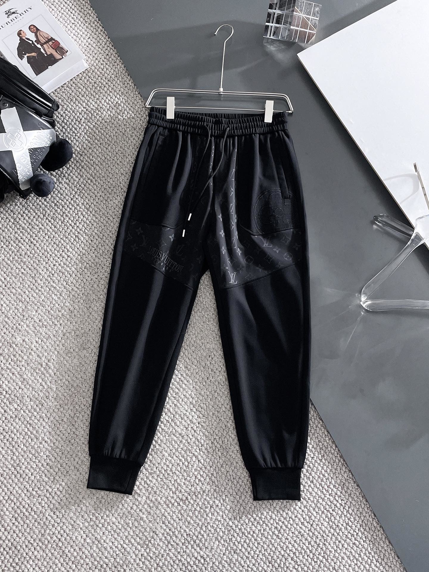 z Pzydlb   LV  2024春季新款休闲裤！官网同步发售。品牌经典LOGO休闲裤 ，定制面料，舒适度极好，手触感强烈。辨识度极高，完美品相工艺。 尺码：M-3XL