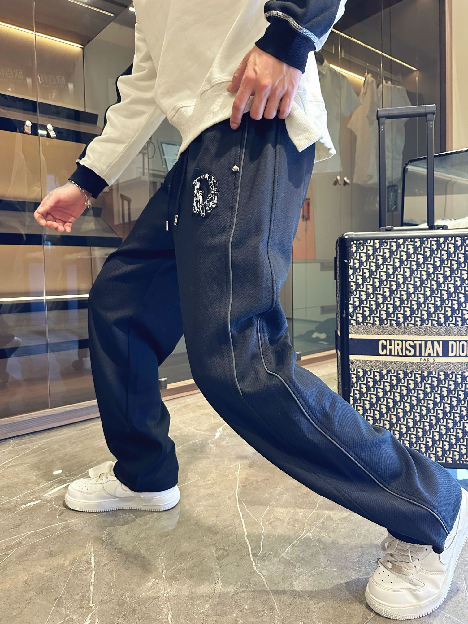 NO:516047,Dior 2025 spring new casual pants!  The official website is released simultaneously. The brand's classic LOGO casual pants, customized fabric, excellent comfort and strong hand touch. Very high recognition and perfect quality craftsmanship. Size M-3XL, dior, alexander wang19860909迪奥 2025春季新款休闲裤！官网同步发售.品牌经典LOGO休闲裤 ,定制面料,舒适度极好,手触感强烈.辨识度极高,完美品相工艺. 尺码M-3XL,,dior,alexander wang,Men's clothing