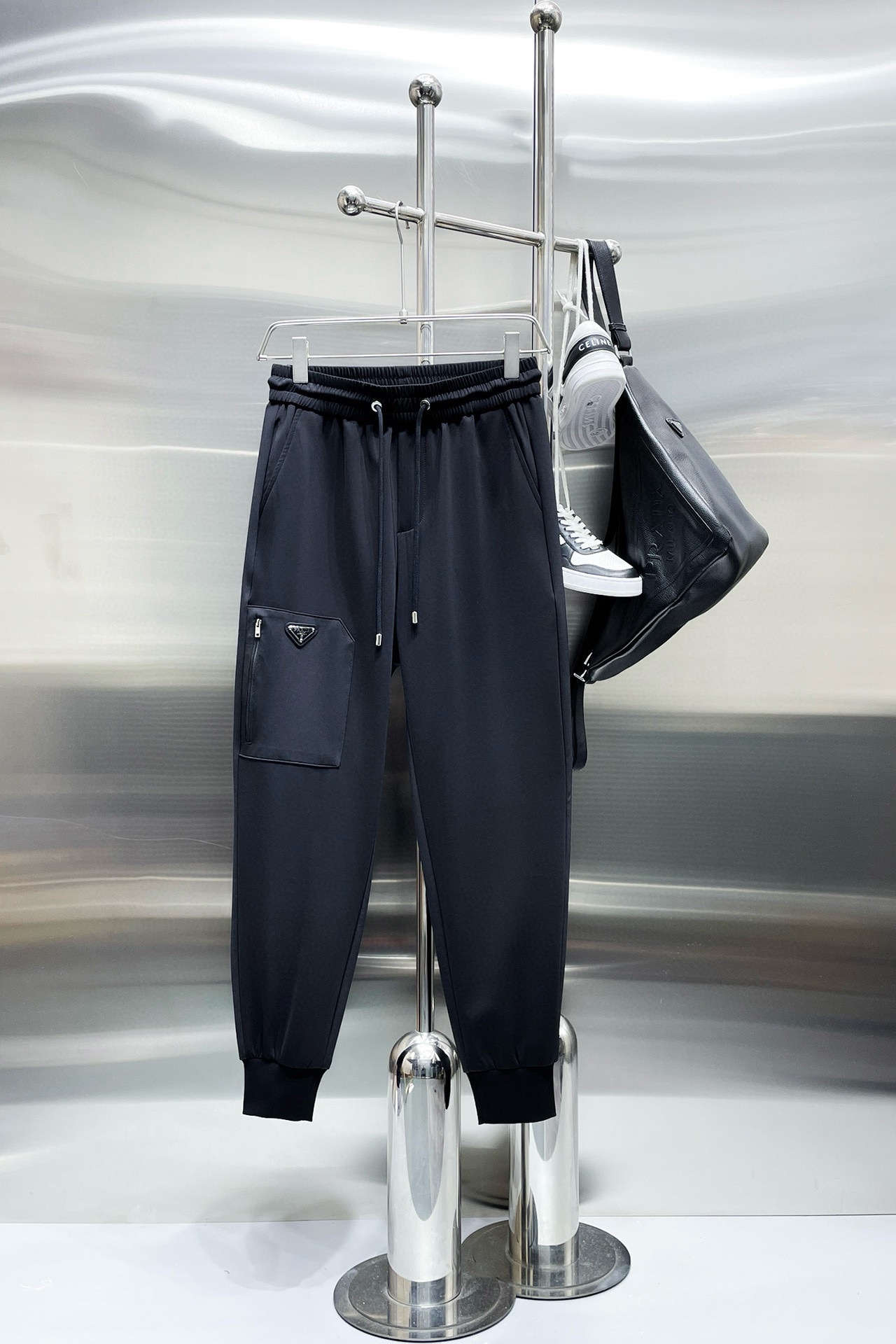 Pzedqe   普拉达    2024春季新款休闲裤！官网同步发售。品牌经典LOGO休闲裤 ，定制面料，舒适度极好，手触感强烈。辨识度极高，完美品相工艺。 尺码：M-3XL