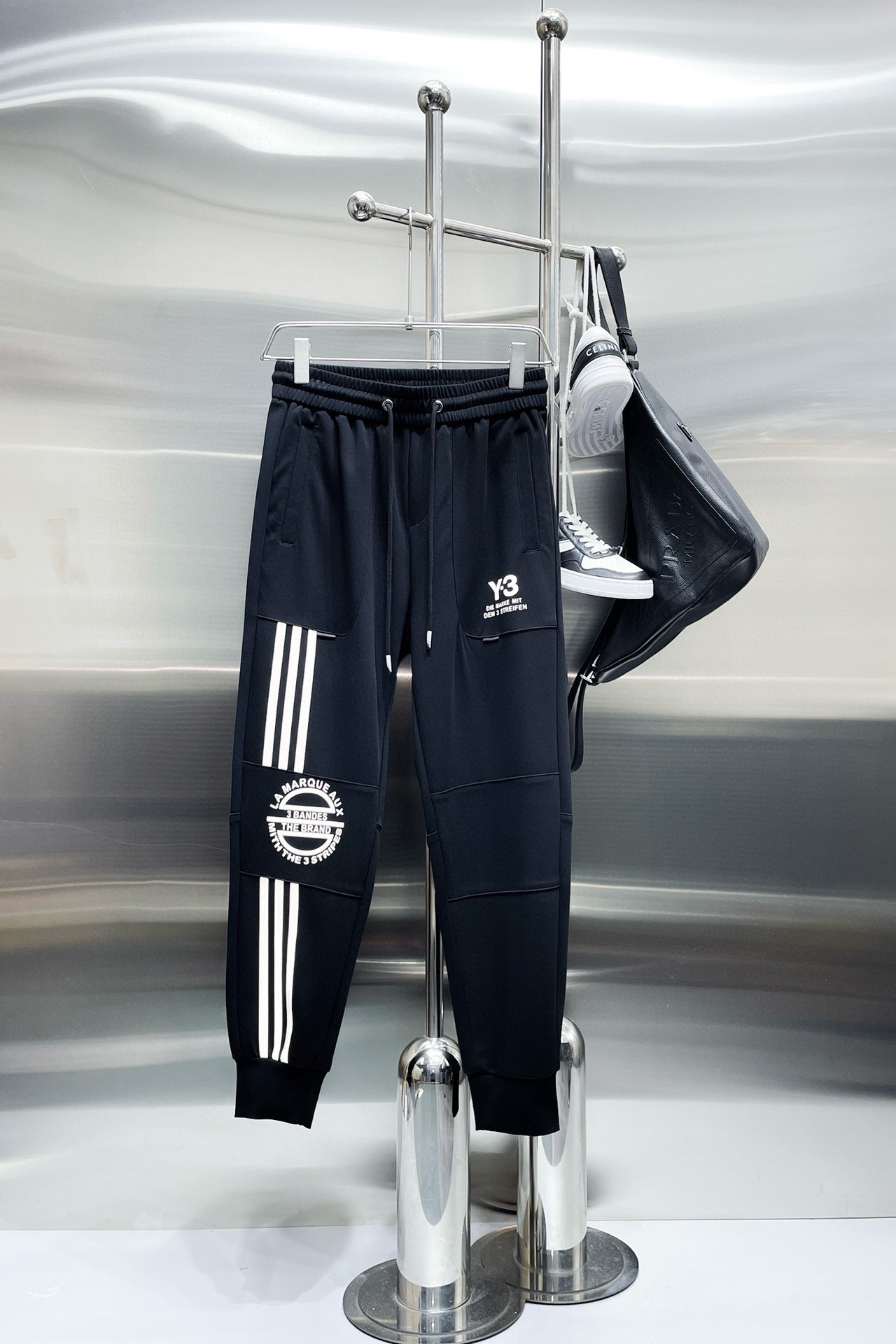 Pzedqe   Y3    2024春季新款休闲裤！官网同步发售。品牌经典LOGO休闲裤 ，定制面料，舒适度极好，手触感强烈。辨识度极高，完美品相工艺。 尺码：M-3XL