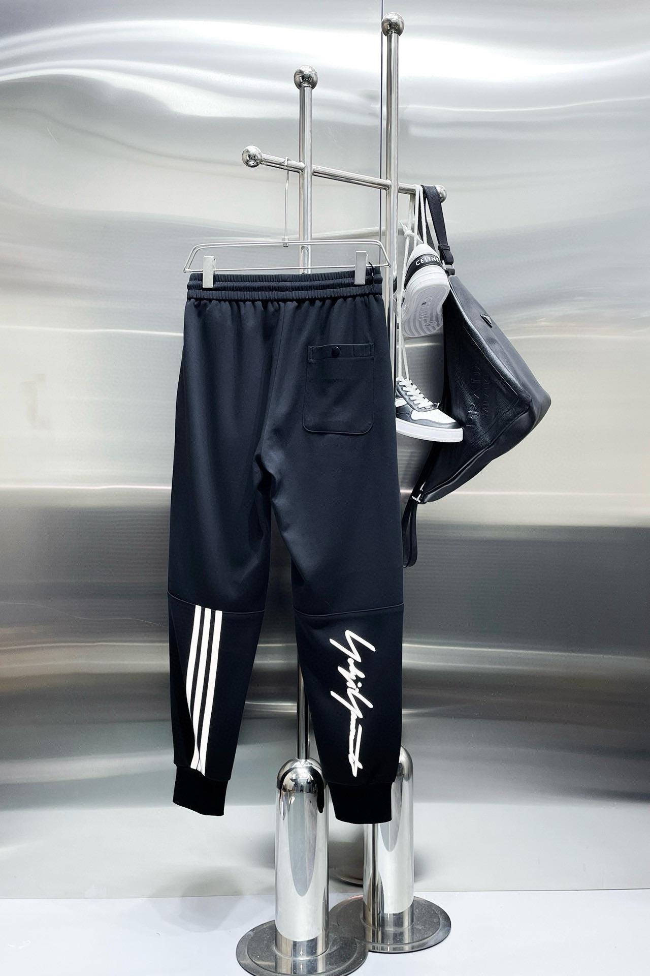 Y32024春季新款休闲裤！官网同步发售品牌经典LOGO休闲裤定制面料舒适度极好手触感强烈辨识度极高完美