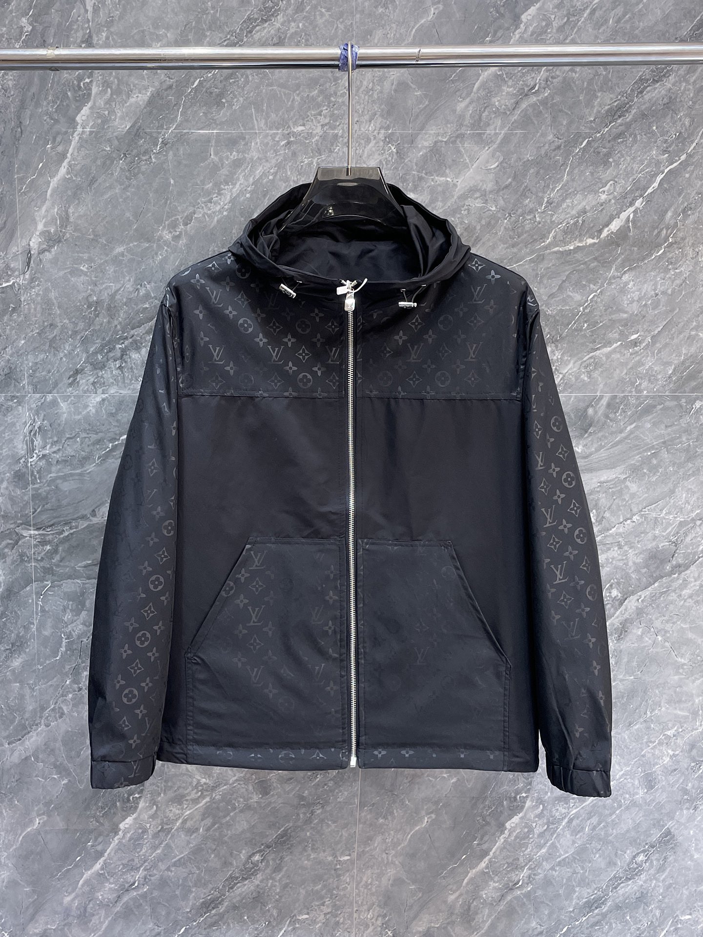 NO:124652,The same style on the official website of LV, complete three standards, released in advance. 2025ss Spring new men's jacket, original three standards, high-end version, customized counter fabric, breathable and comfortable, impeccable details, brand element design concept, reflecting high quality. The feel is delicate and soft, presents casual cut, and the upper body style is superb. Number of sizes M~3XL,,louis vuitton, jackets & coats, jackets & coats, alexander wang19860909LV官网同款,三标齐全,提前发售 2025ss春季新款男士夹克外套,原单三标齐全高端版本 专柜定制面料 透气舒适度高,细节无可挑剔,品牌元素设计理念,体现高品质.手感细腻柔软 呈现休闲裁剪,上身版型超赞 码数M～3XL,,louis vuitton,jackets & coats,jackets & coats,alexander wang,Men's clothing