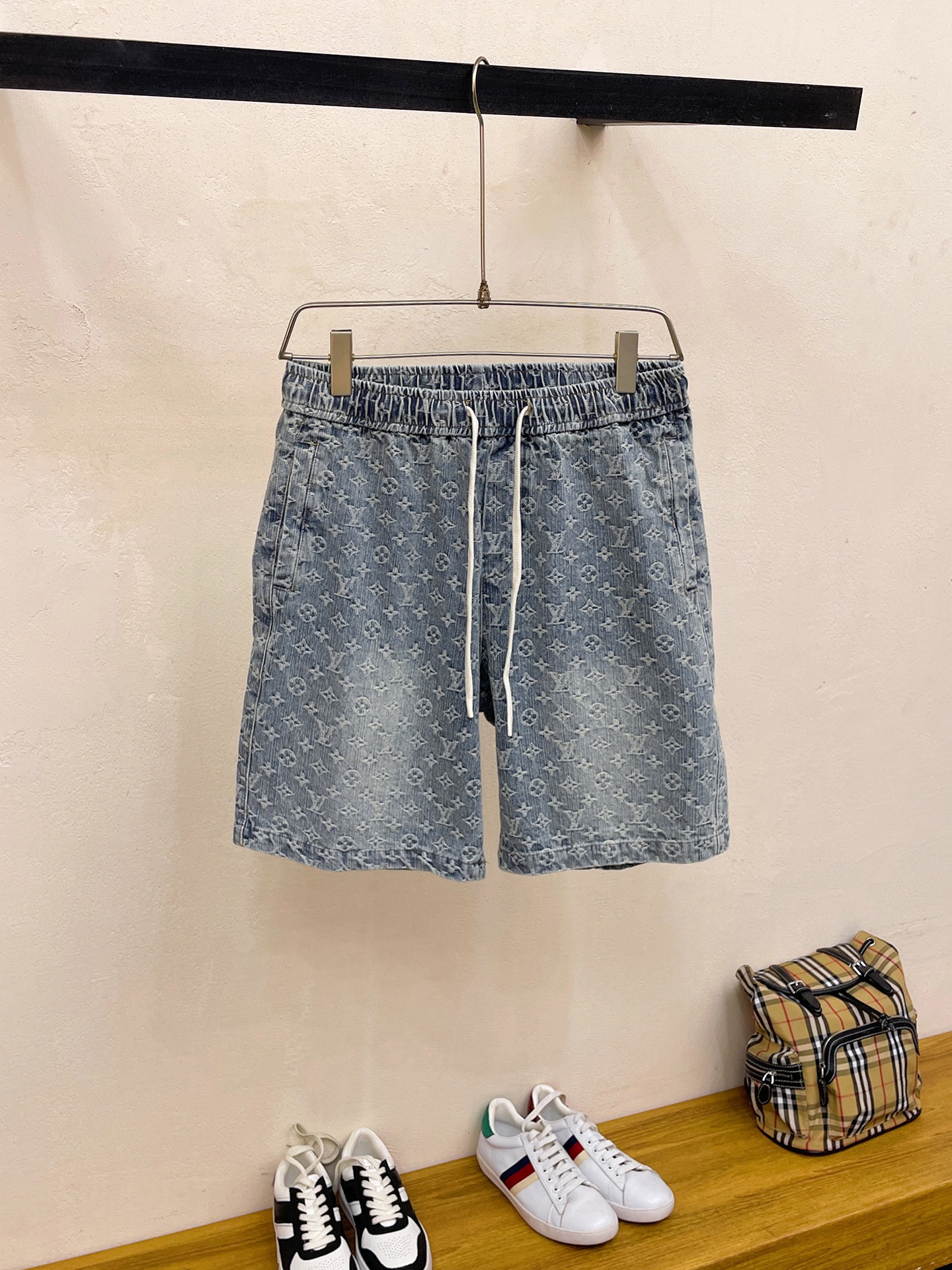 NO:449141,LV has three complete standards. 2025 summer new men's casual shorts, high-end custom fabric breathable fabric, extremely breathable, elastic and comfortable, impeccable details, top-level auxiliary materials, original logo design concept, delicate and soft feel!  The upper body style is excellent!  Size M-XXXL order to report height and weight, louis vuitton, shorts, alexander wang19860909LV 三标齐全 2025夏季新款男士休闲短裤,高级定制面料透气面料 透气弹力舒适度极高,细节无可挑剔,顶级辅料配备,原版logo设计理念,手感细腻柔软！上身版型超赞！尺码M-XXXL下单报身高体重,,louis vuitton,shorts,alexander wang,Men's clothing