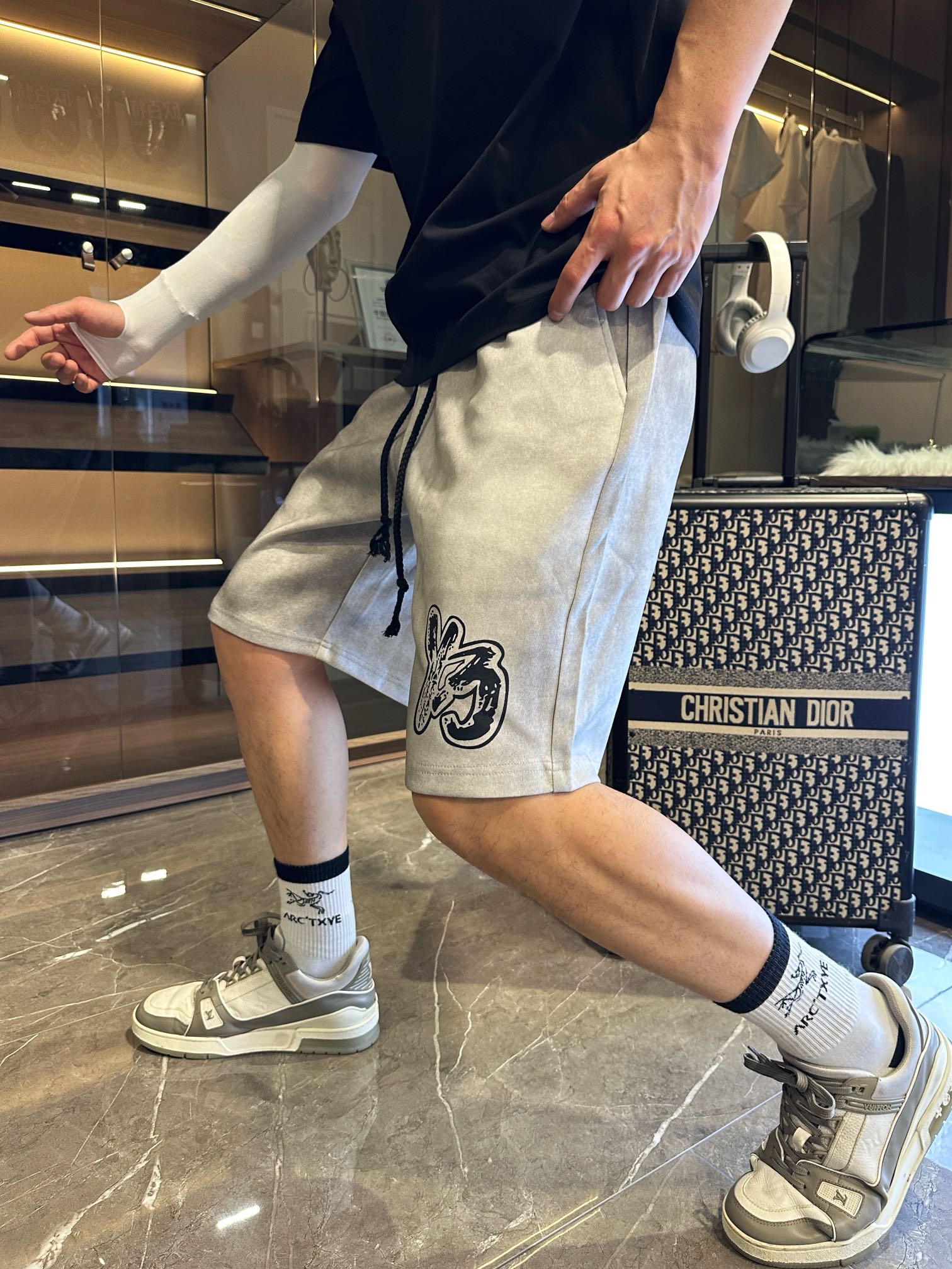 NO:477538,Y3 has complete three standards. 2025 summer new men's casual shorts, high-end custom fabric breathable fabric, extremely breathable, elastic and comfortable, impeccable details, top-level auxiliary materials, original logo design concept, delicate and soft feel!  The upper body style is excellent!  Size M-XXXL order to report height and weight, shorts, alexander wang19860909Y3三标齐全 2025夏季新款男士休闲短裤,高级定制面料透气面料 透气弹力舒适度极高,细节无可挑剔,顶级辅料配备,原版logo设计理念,手感细腻柔软！上身版型超赞！尺码M-XXXL下单报身高体重,,shorts,alexander wang,Men's clothing